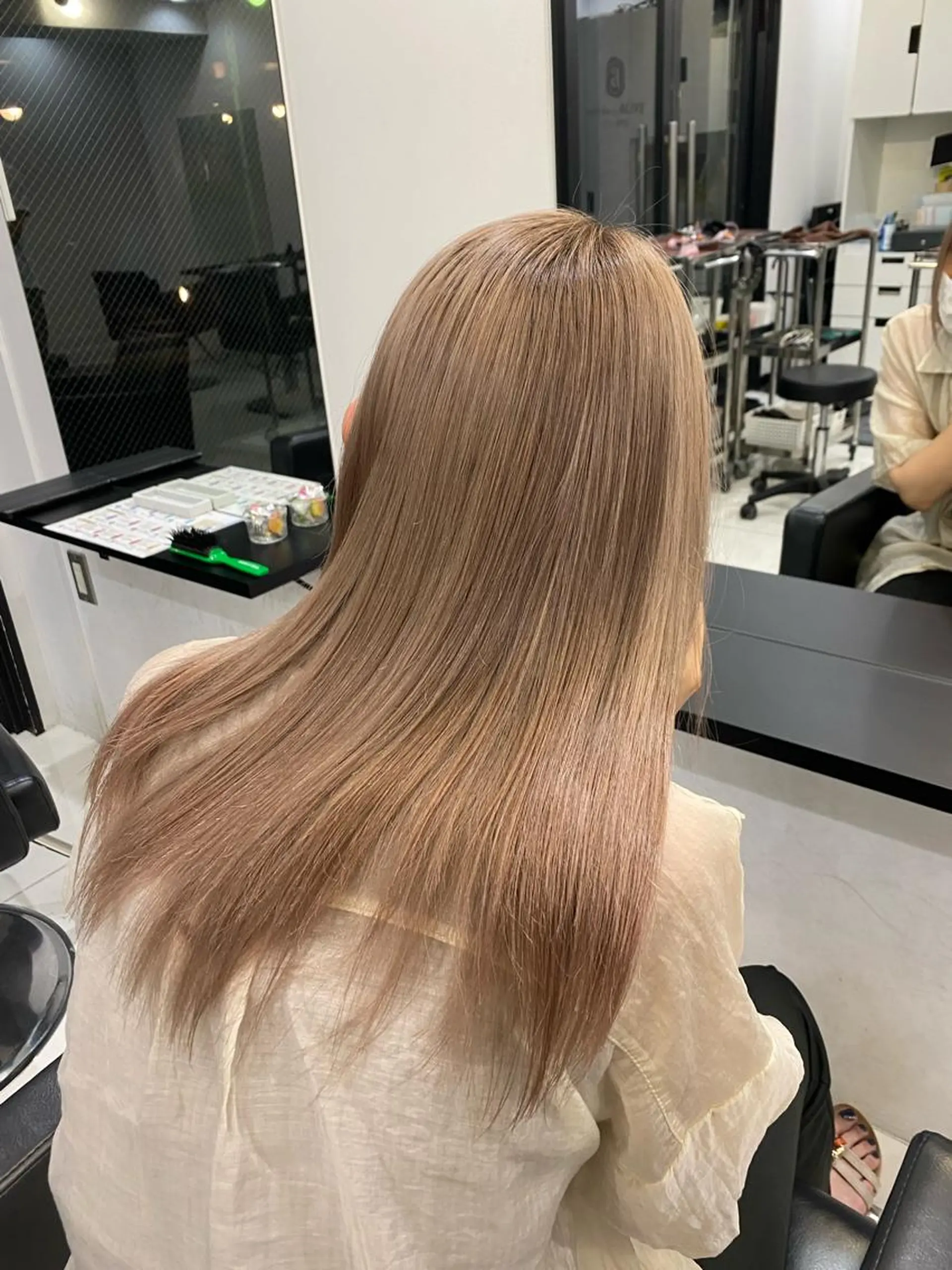 セミロング カラー バレイヤージュ ベージュカラー ブリーチ ブロンド ケアブリーチ opus 店長大和 レイヤー/赤み消しのヘアスタイル