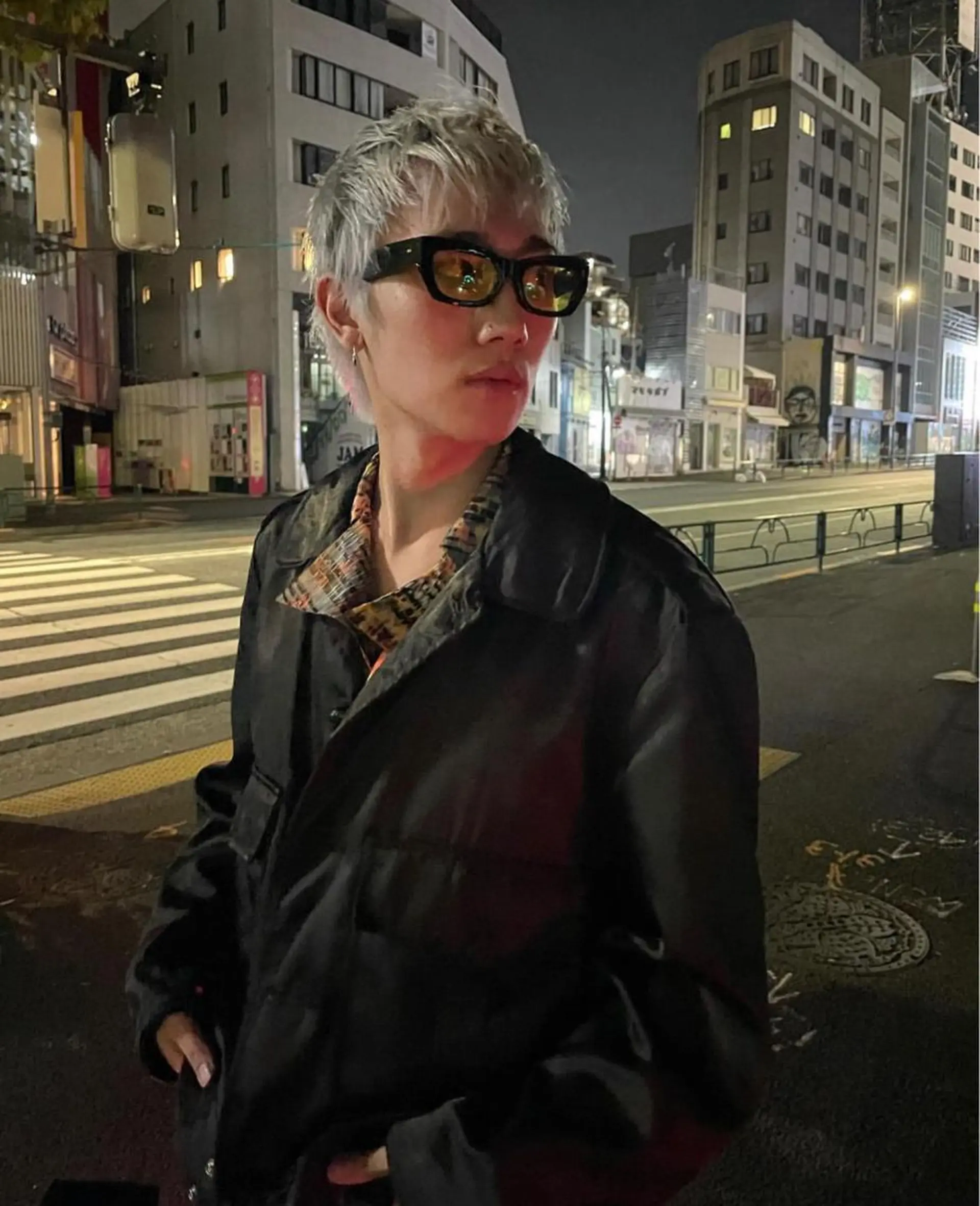 ショート カラー メンズ メンズバレイヤージュ メンズブリーチ センターパート フェードカット メンズハイライト スパイラルパーマ 🌐hina⭐️のヘアスタイル