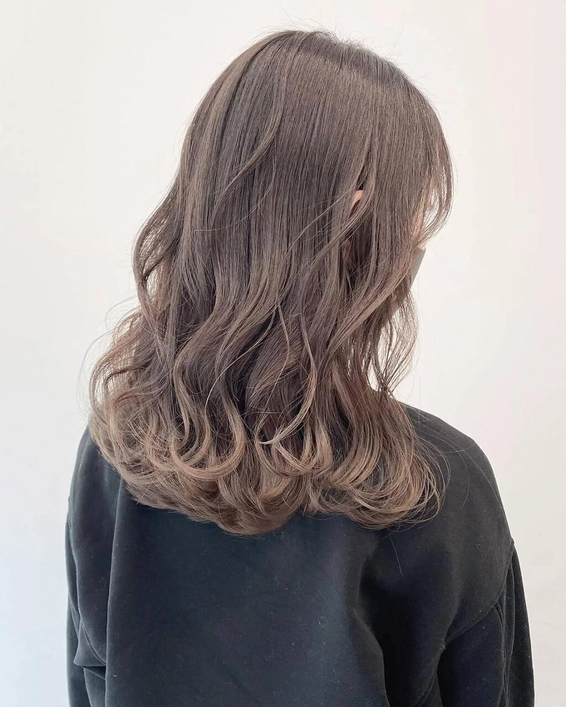 ミディアム カット ヘアカラー トリートメント Flora by siestaのヘアスタイル
