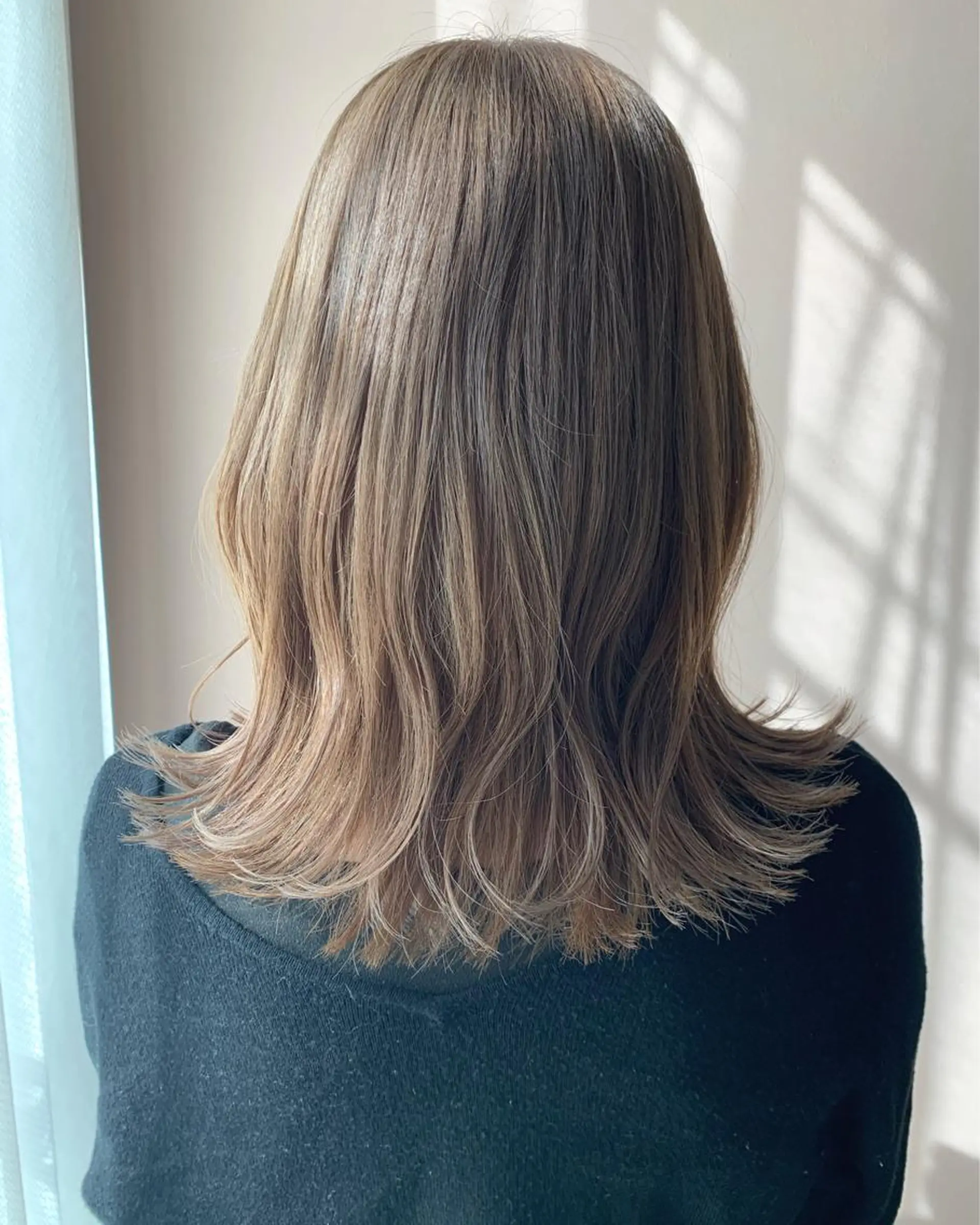 セミロング カラー ベージュカラー ブリーチ ミルクティーベージュ カット ヘアカラー トリートメント hub hair レイヤー/透明感のヘアスタイル