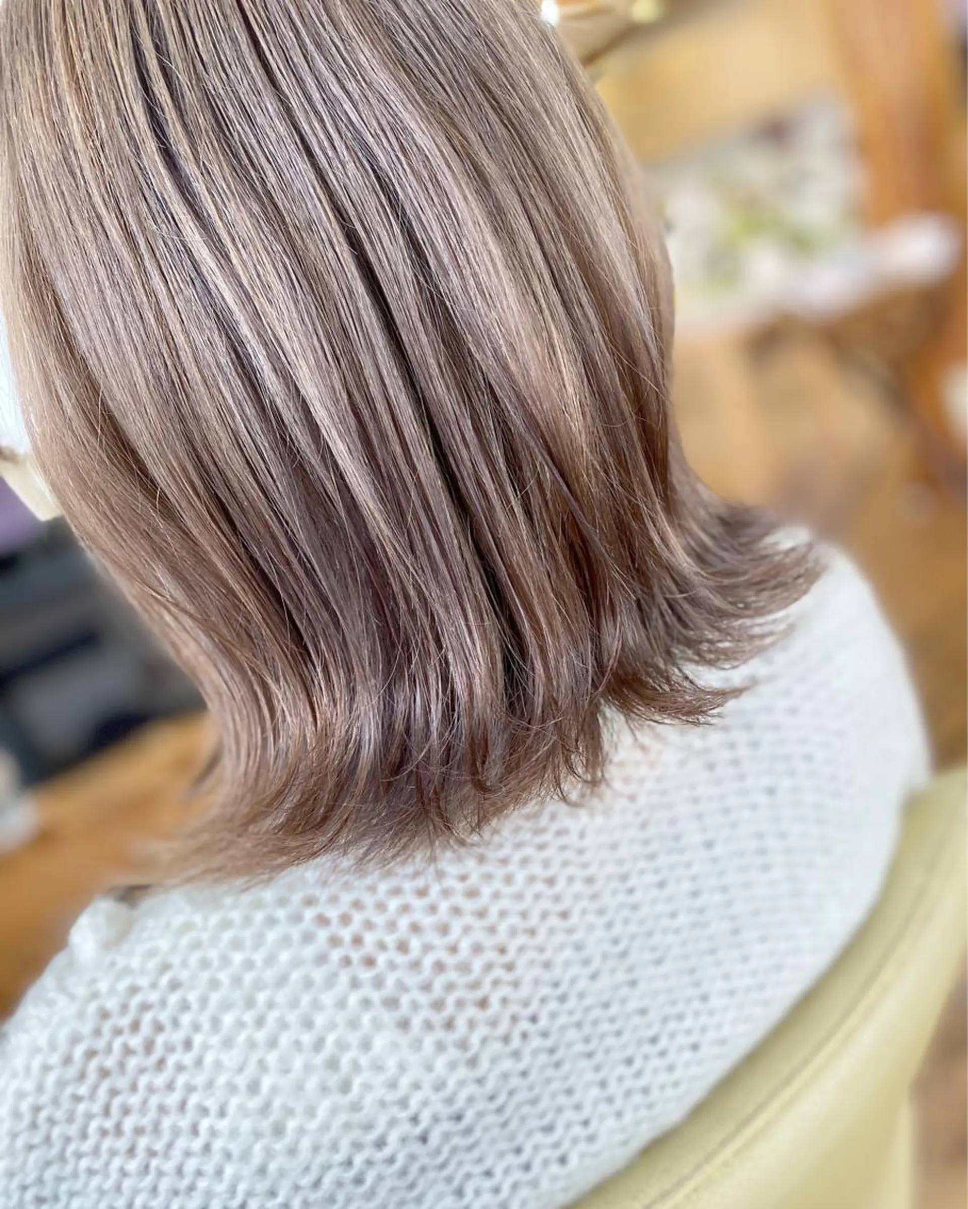 ミディアム カラー ベージュカラー ブリーチ カット ヘアカラー トリートメント 荒木 ひろかのヘアスタイル