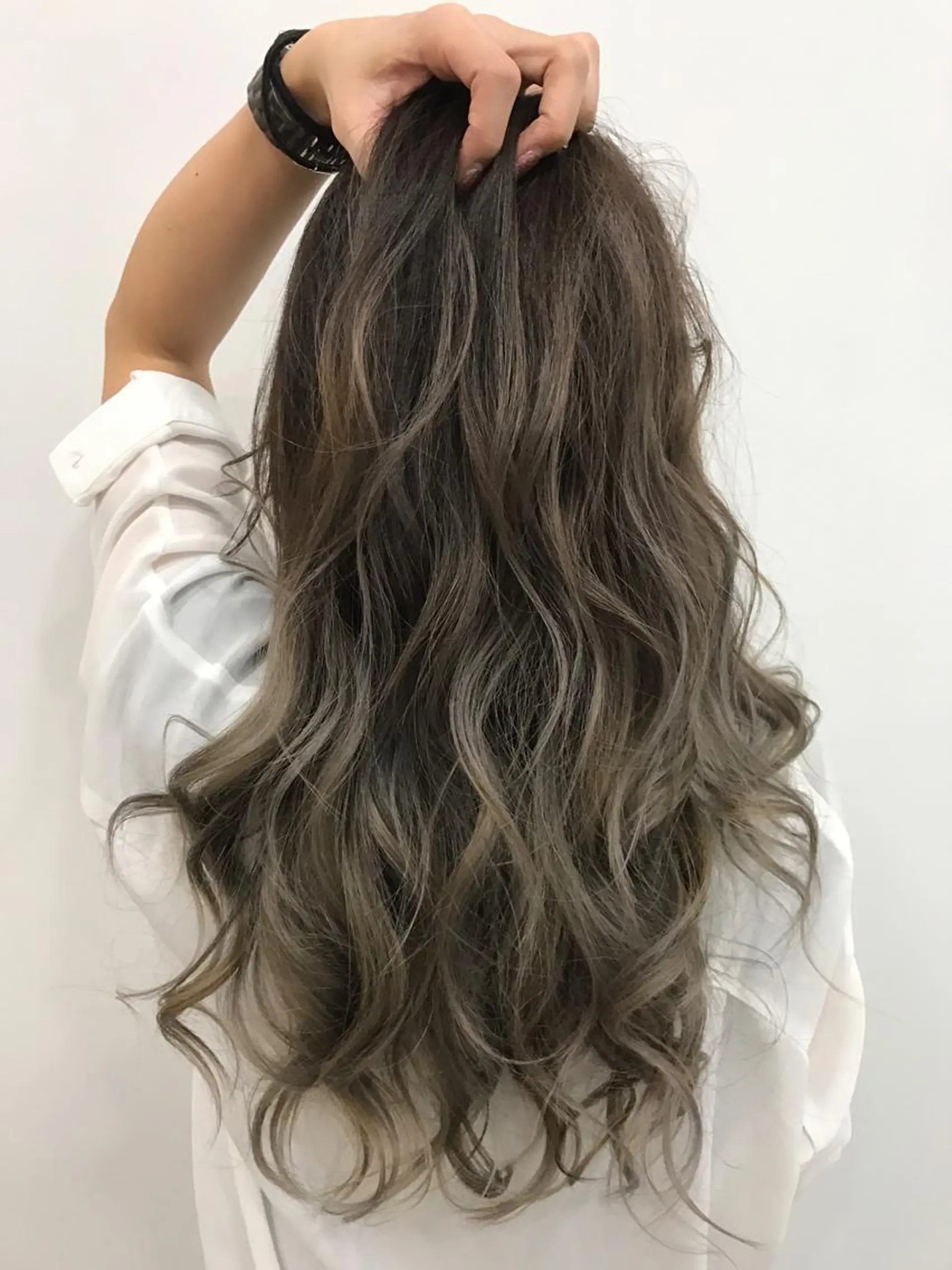 ロング カラー グラデーションカラー ハイライトカラー 外国人風カラー ハイライト 佐々木 好乃のヘアスタイル