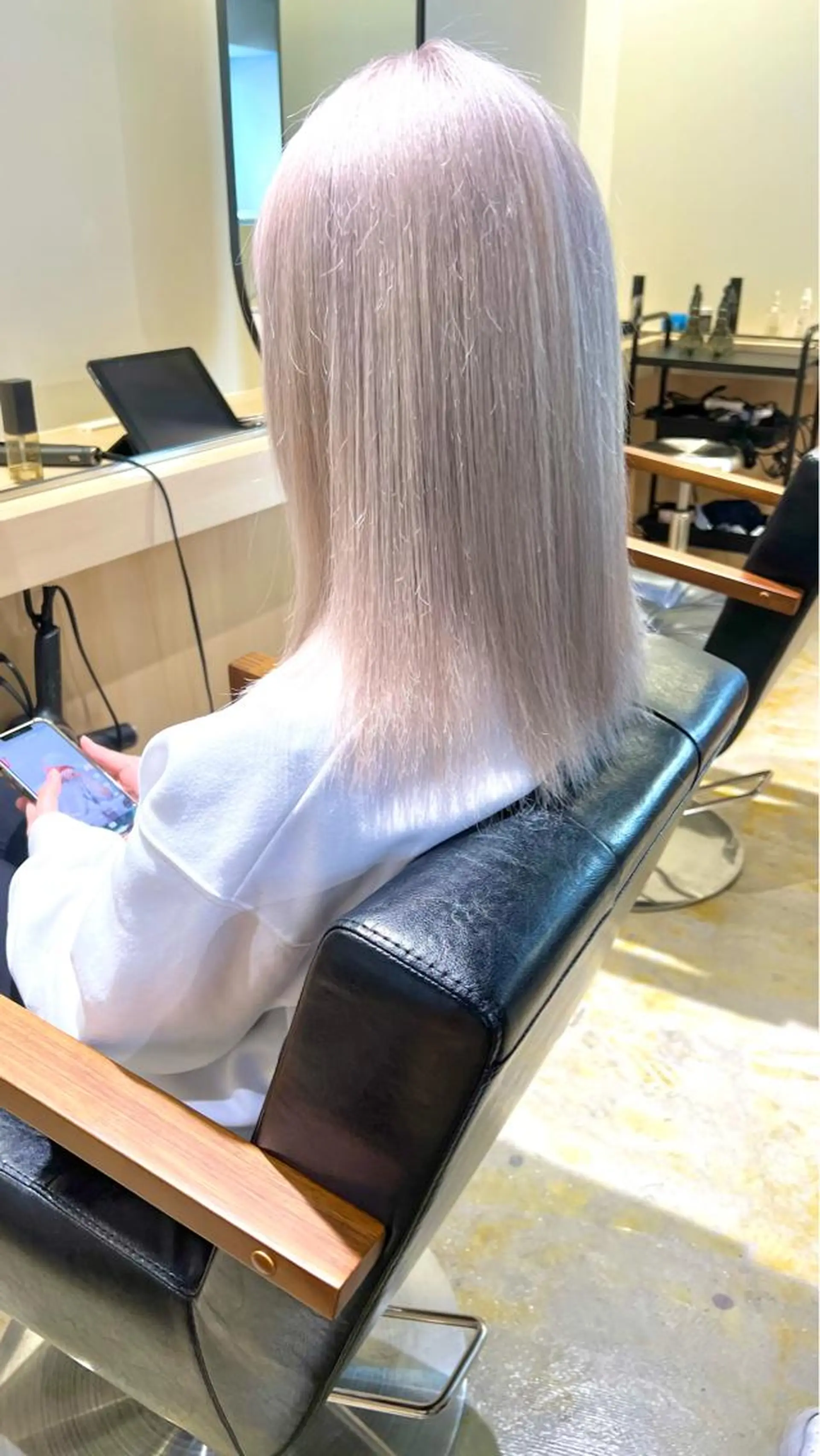 セミロング カラー ブリーチ ハイトーンカラー ヘアカラー トリートメント RAIMA ハイトーン/ベージュのヘアスタイル