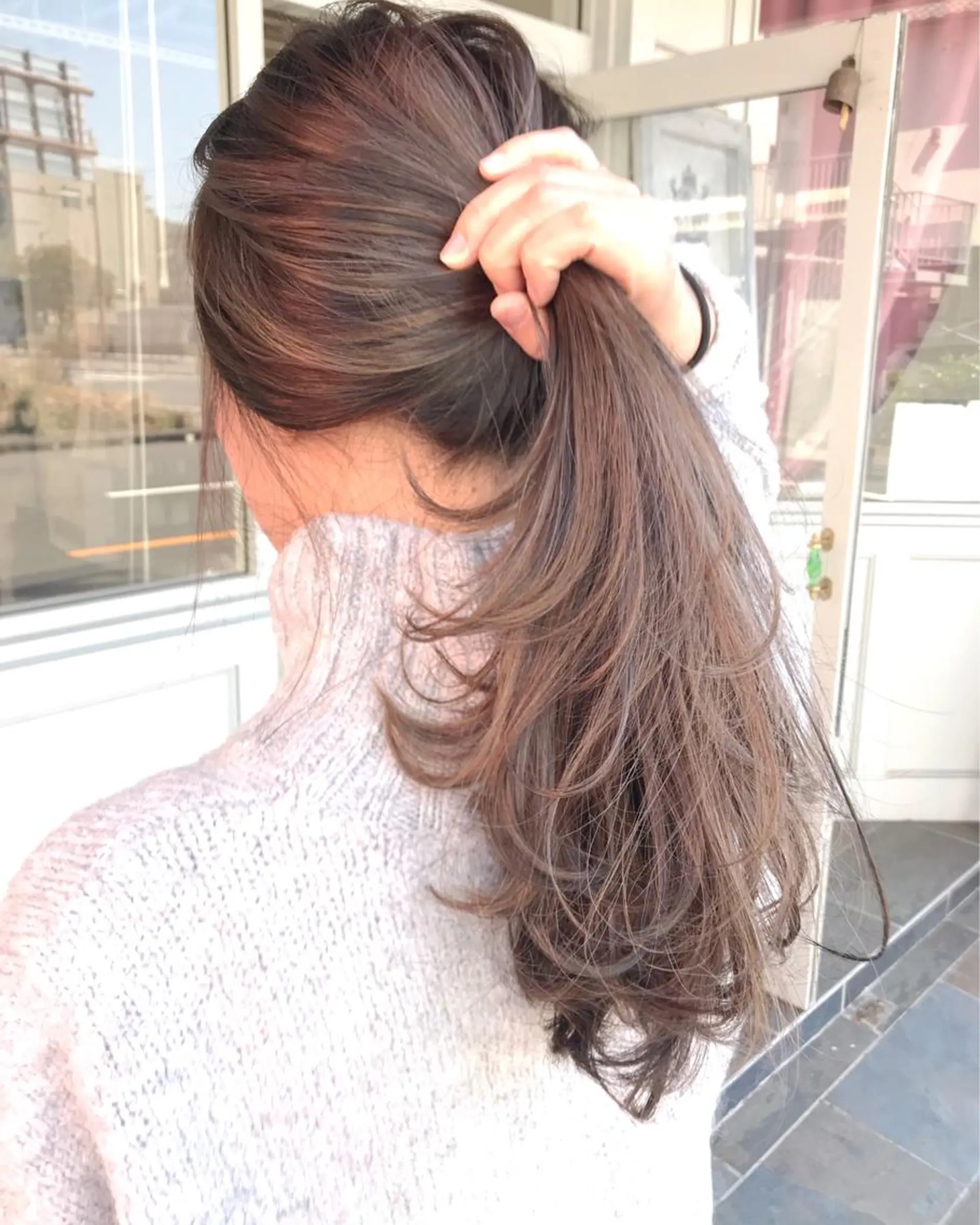 ロング カラー お団子ヘア 切りっぱなしボブ バレイヤージュ ブリーチ デザインカラー Mariana/ 鶴原-ハイライトのヘアスタイル