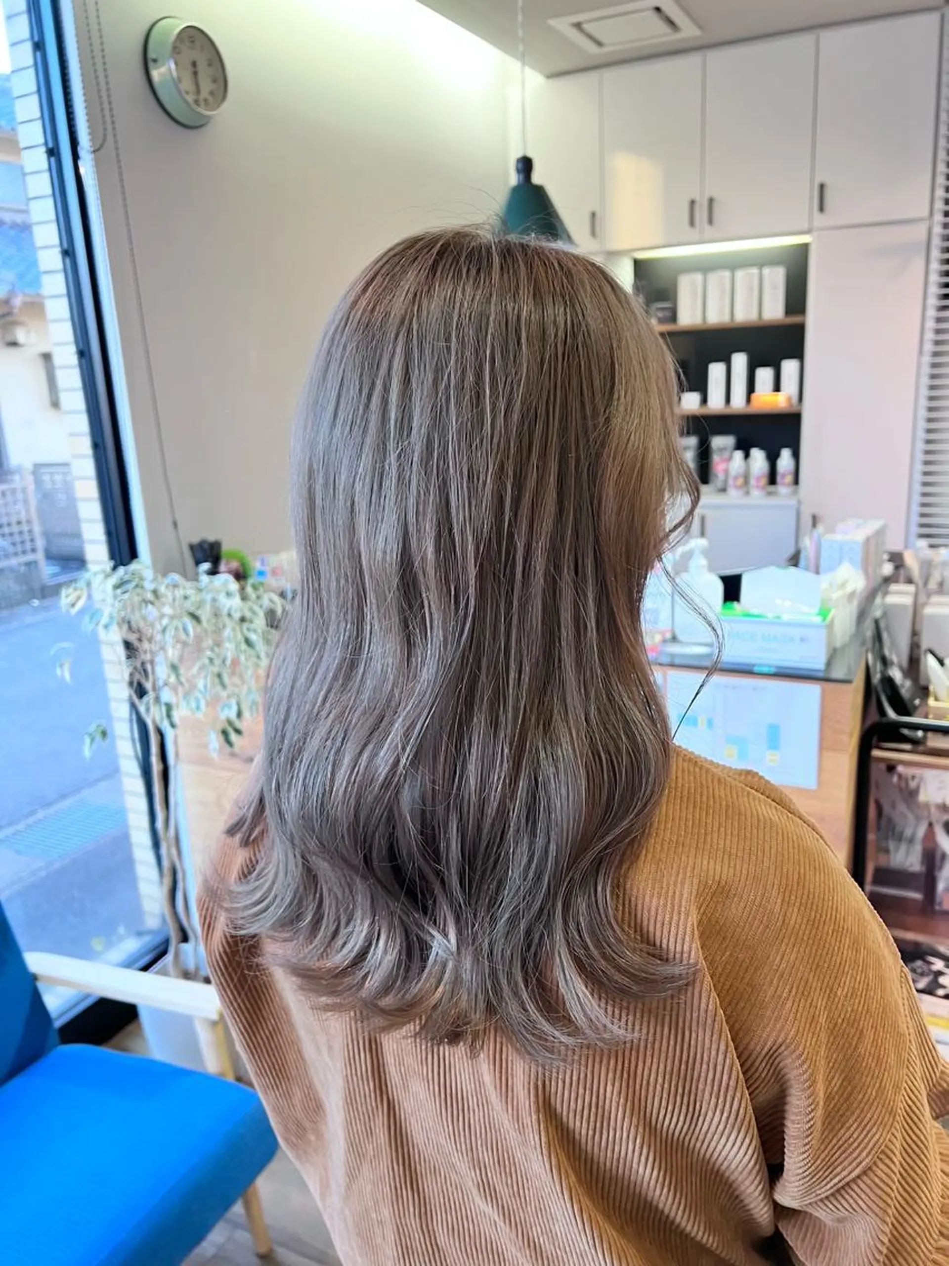 ロング カラー ベージュカラー ブリーチ ヘアカラー トリートメント ツキダテ ユイのヘアスタイル