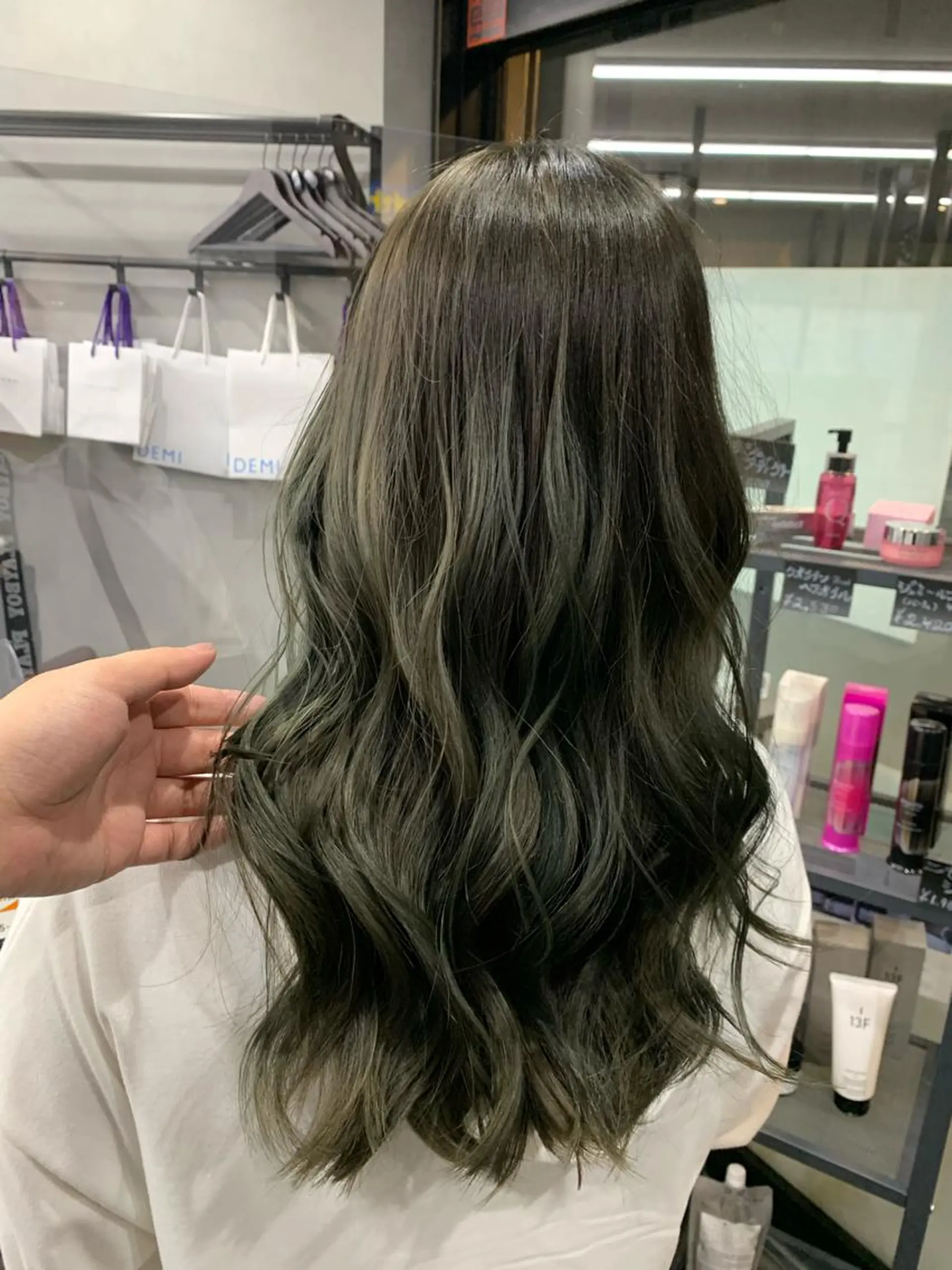 ロング カラー ブリーチ 透明感カラー ブリーチなしカラー オリーブカラー カット ヘアカラー hairworksbadass所属・菊地 旬のヘアスタイル