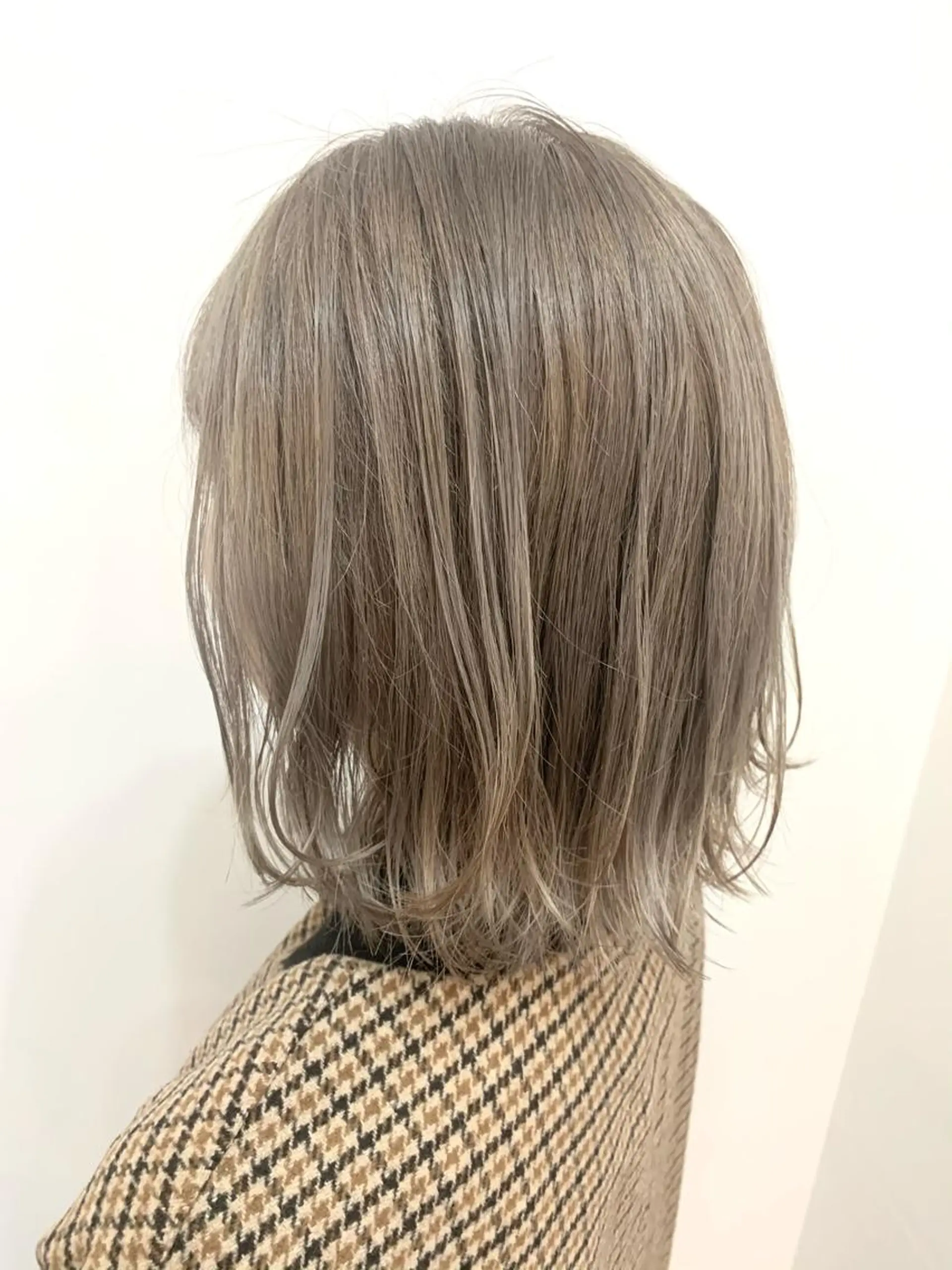 ミディアム カラー ベージュカラー シルバー シルバーベージュ ボブ ヘアカラー トリートメント chama レイヤーカットのヘアスタイル