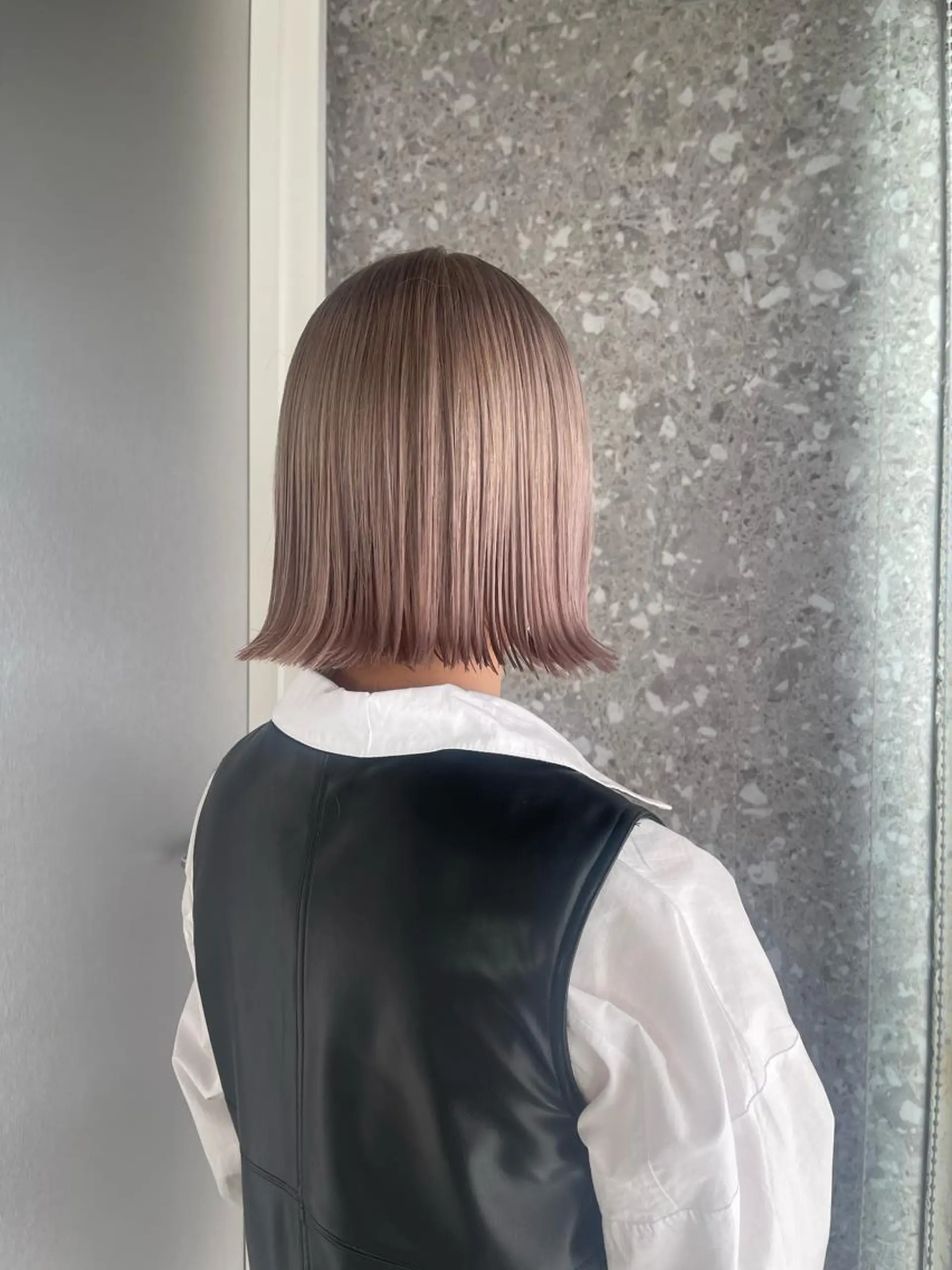 ミディアム ボブ 外ハネヘア カット 透明感カラー 大人グレージュ有村のヘアスタイル