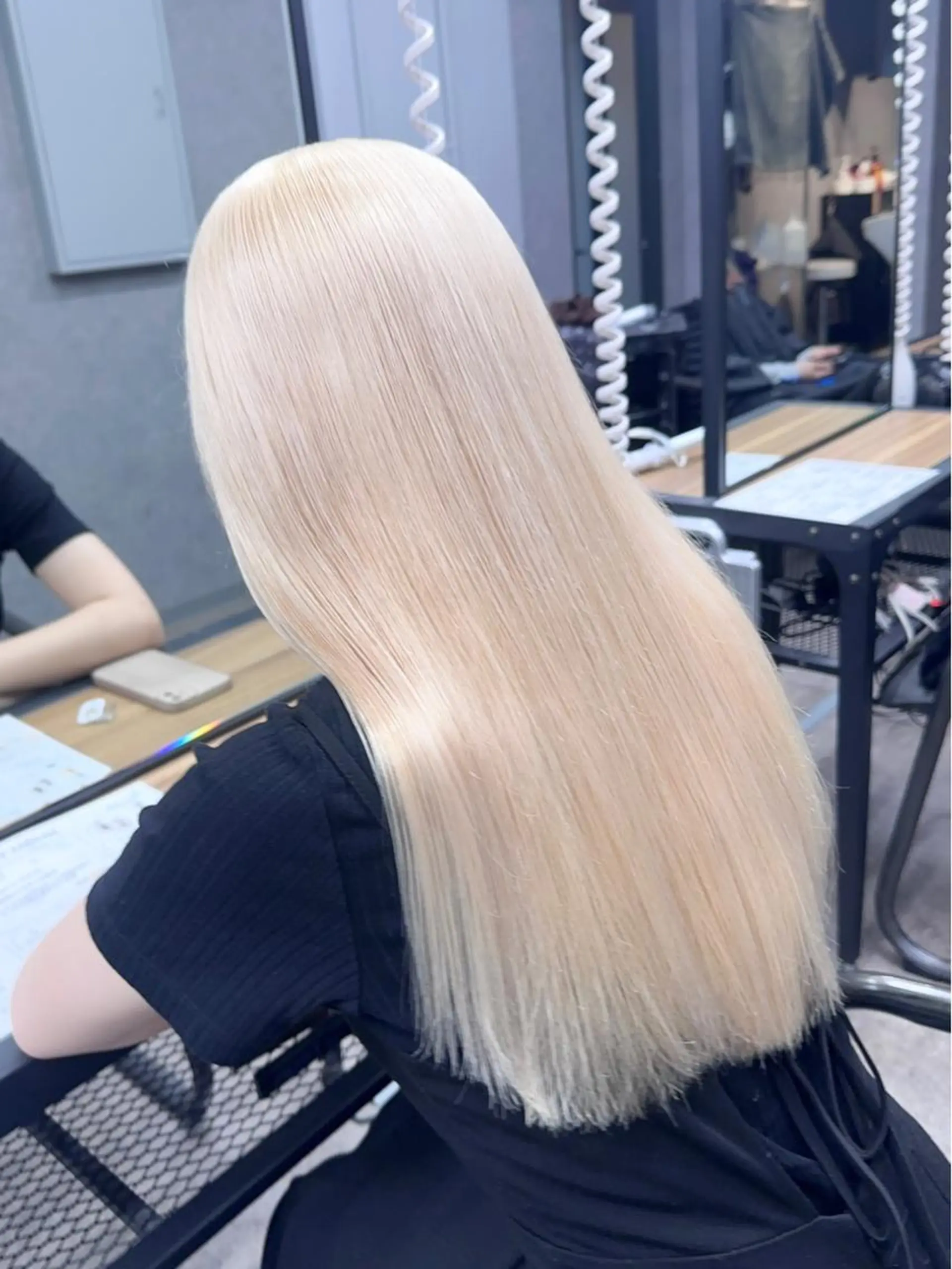 ロング 前髪カット🩶レイヤ ー🩶ハイトーン🩶のヘアスタイル