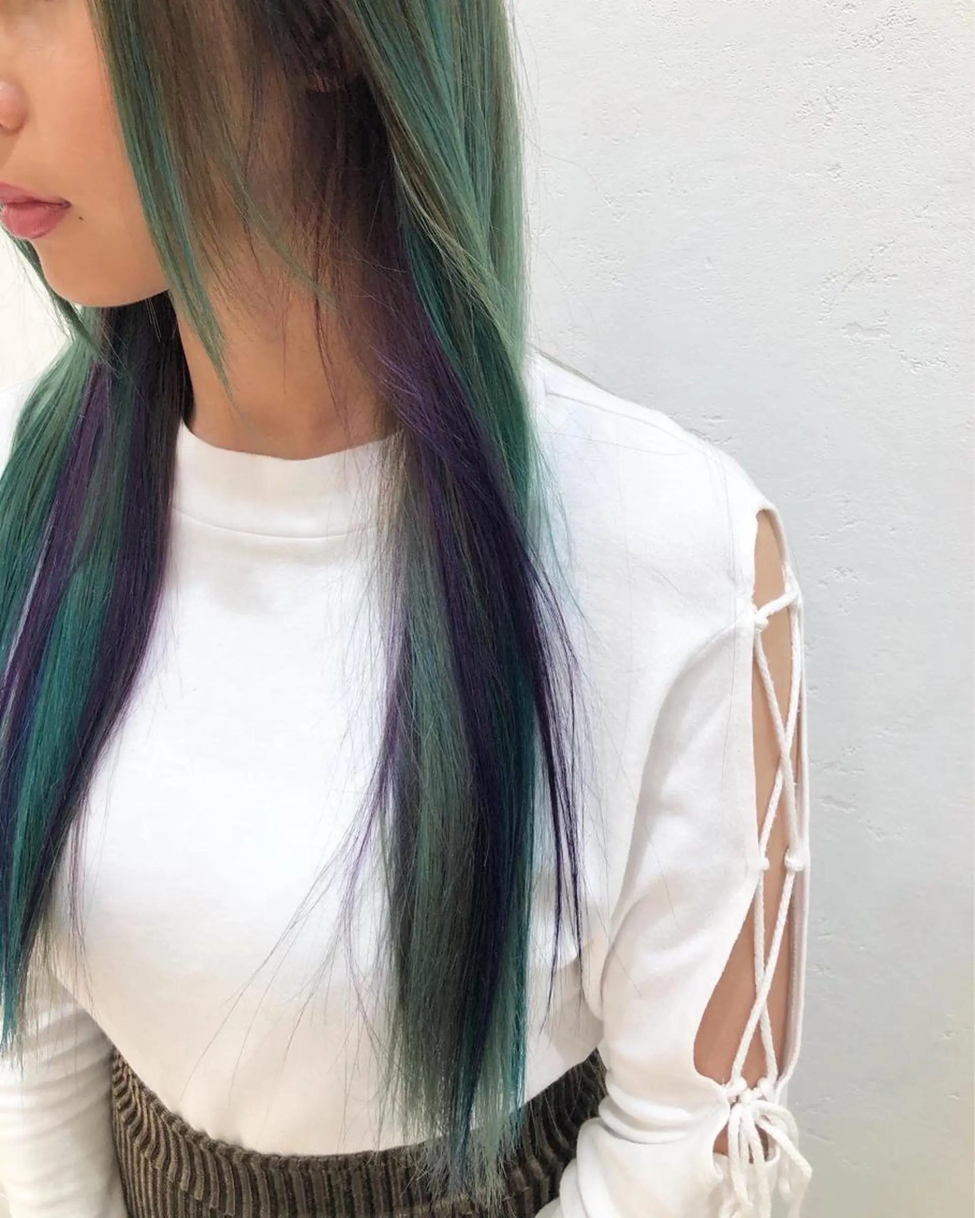 セミロング カラー インナーカラー パープルカラー ヘアカラー 透け感カラー🫧 加納トモヒロのヘアスタイル