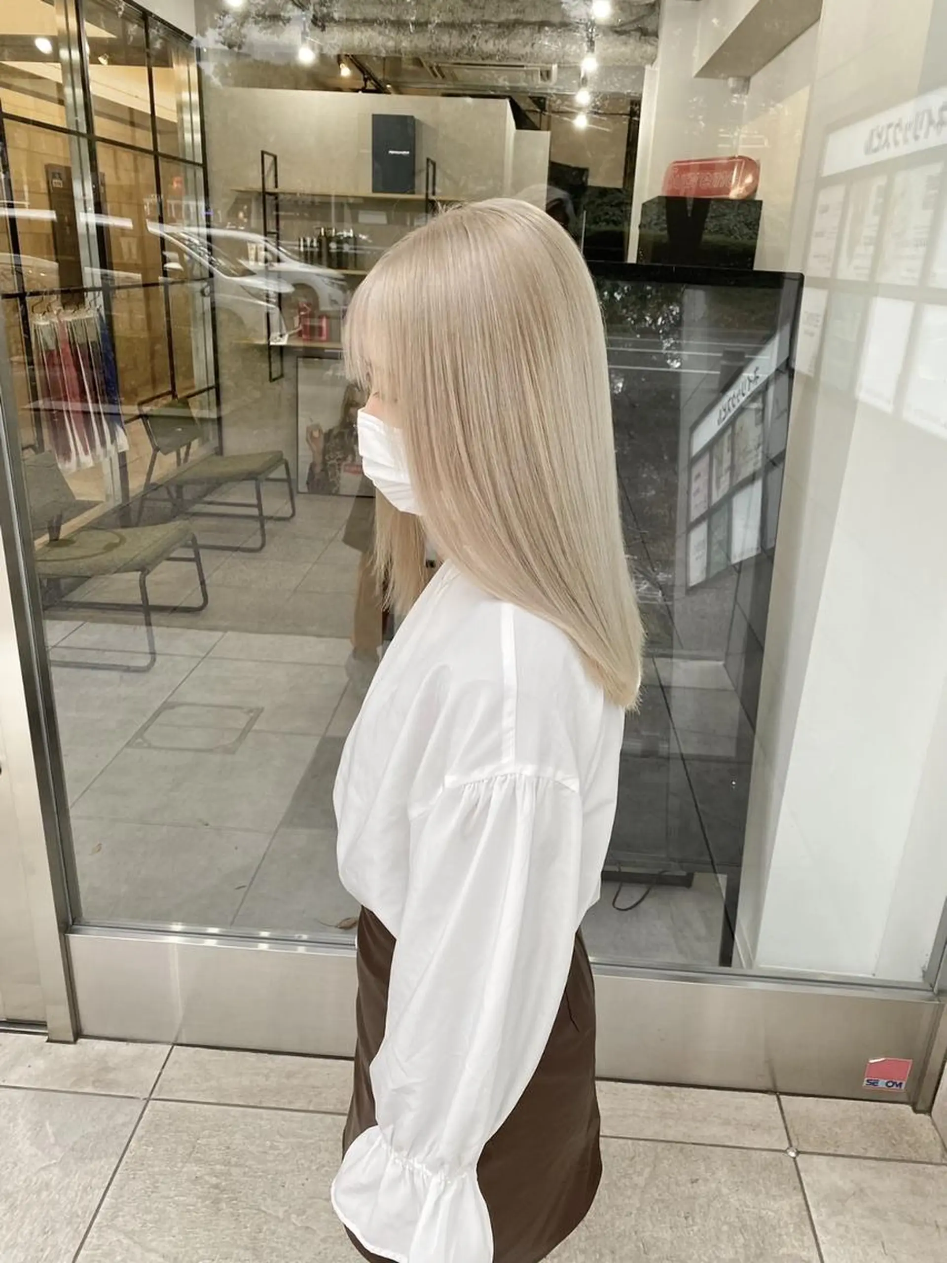 セミロング パーマ カラー ヘアアレンジ シールエクステ アッシュ バレイヤージュ ベージュカラー ブリーチ L. OSAKAのヘアスタイル