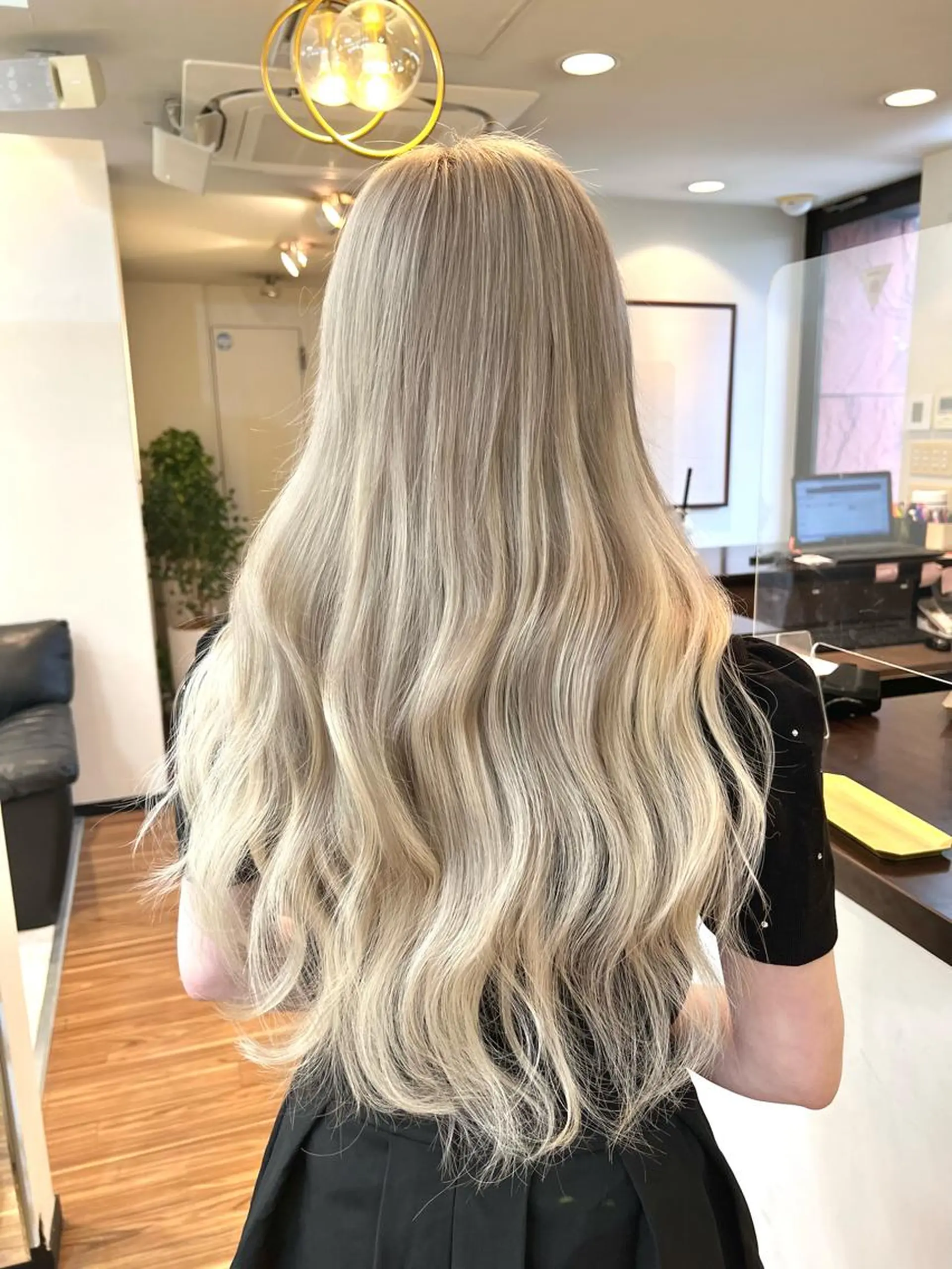 ロング カラー ブリーチ ブロンド ロング ANKH CROSS 新宿店所属・色ムラ修正の神様 新宿ハイトーンかすみのヘアスタイル