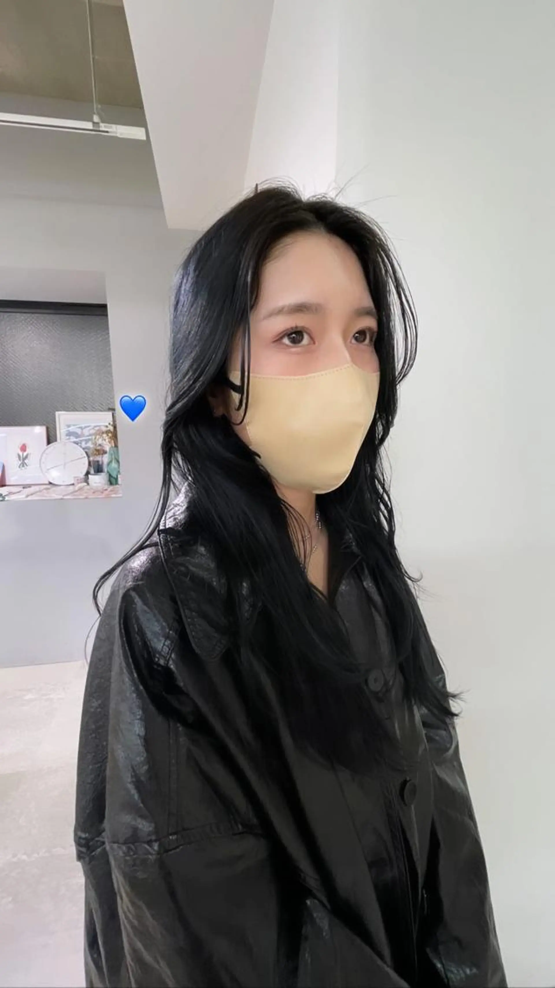 ロング カラー ミストバング 黒髪 ブリーチ ブルーカラー ブルーブラック MIU/ルーツカラー ボブ/顔周りレイヤーのヘアスタイル