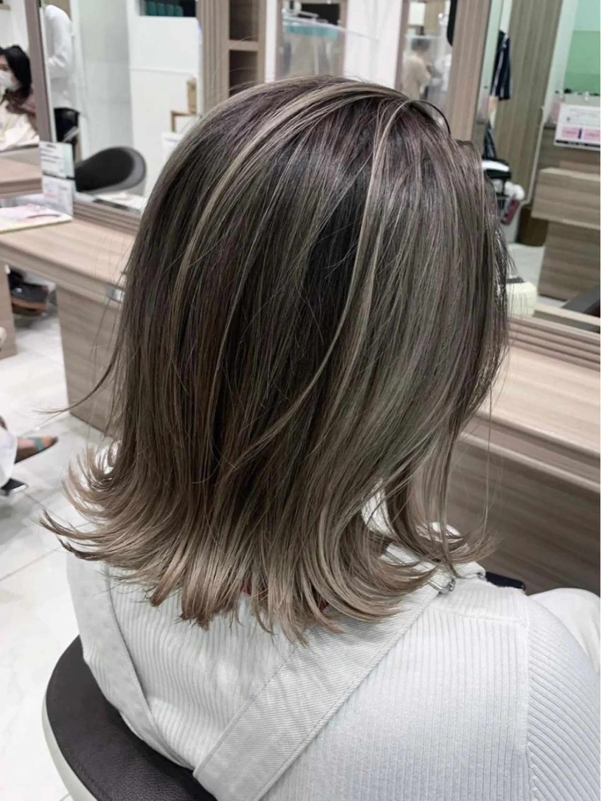 ミディアム ハイライト Ash 亀戸店 岸田奈々👧🏻のヘアスタイル