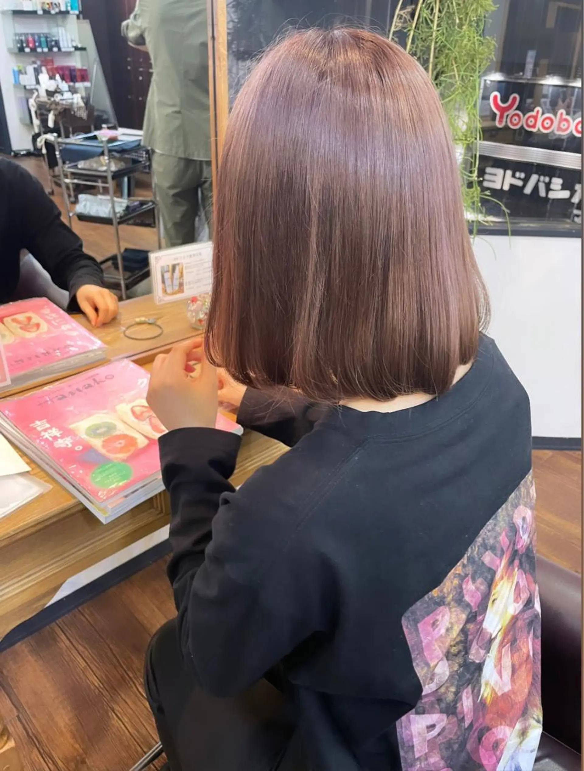 ショート レイヤーカット、 大人可愛い　中村美羅のヘアスタイル