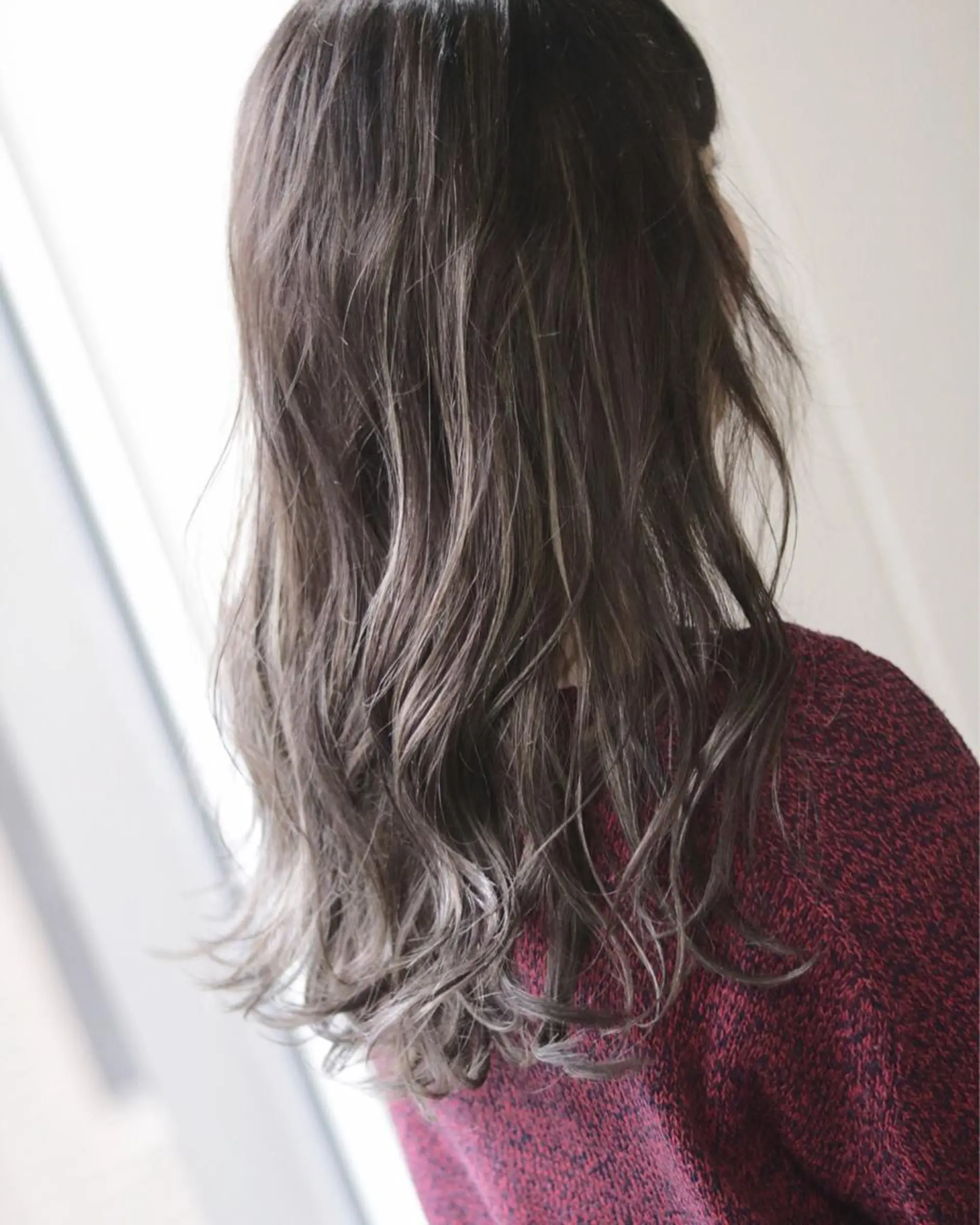 ミディアム カラー パーマ ヘアアレンジ アッシュ アッシュグレー アッシュグレージュ グレージュ ハイライトカラー youres hair 新宿3丁目店所属・新宿.代表.透け髪 TAKAケアブリーチのヘアスタイル
