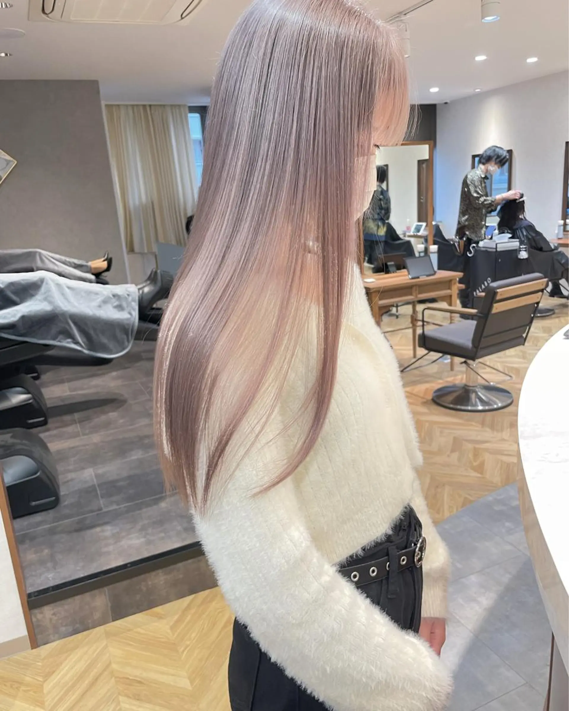 セミロング ViVIE所属・VIVIE天神 ブリーチのヘアスタイル