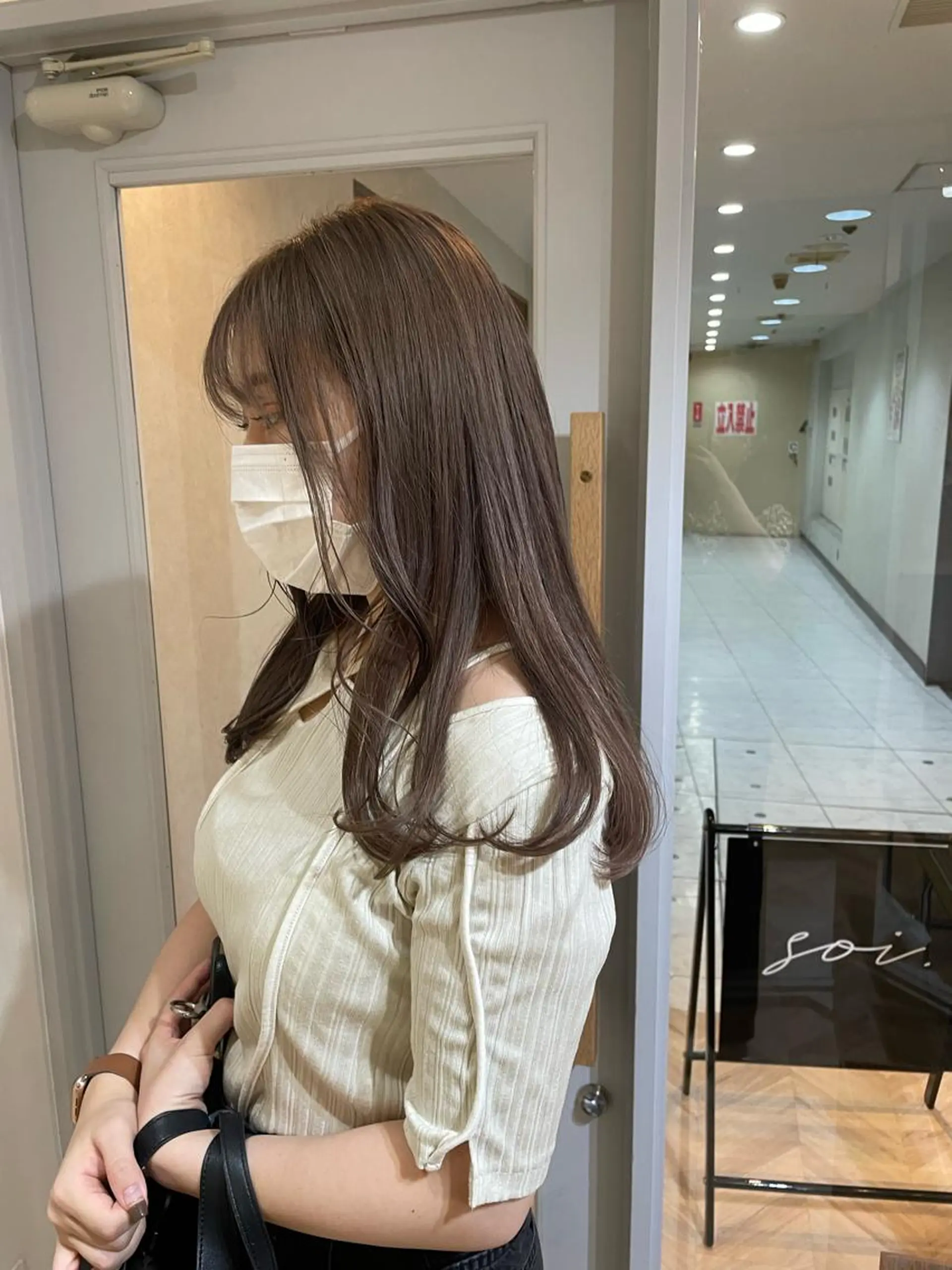 セミロング カラー グレージュ yohaku misakiのヘアスタイル