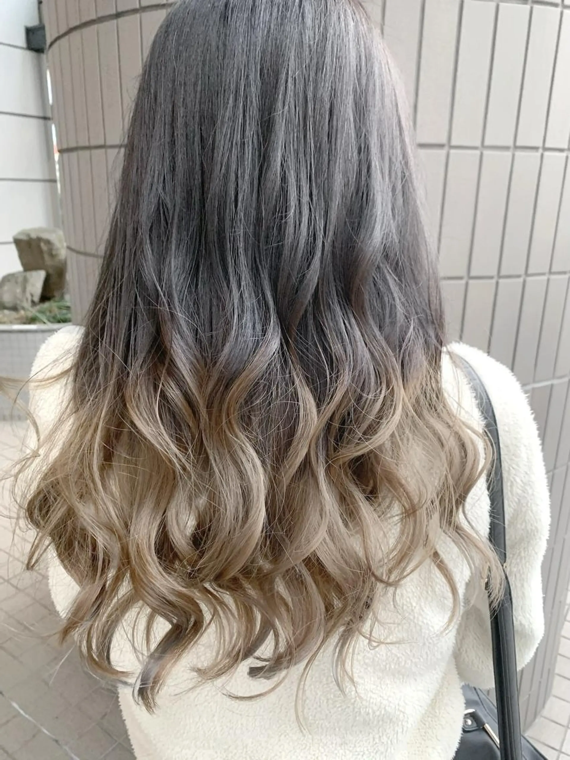 ロング カラー グラデーションカラー グレージュ ヘアカラー トリートメント Zina天王寺 CHIAKIのヘアスタイル