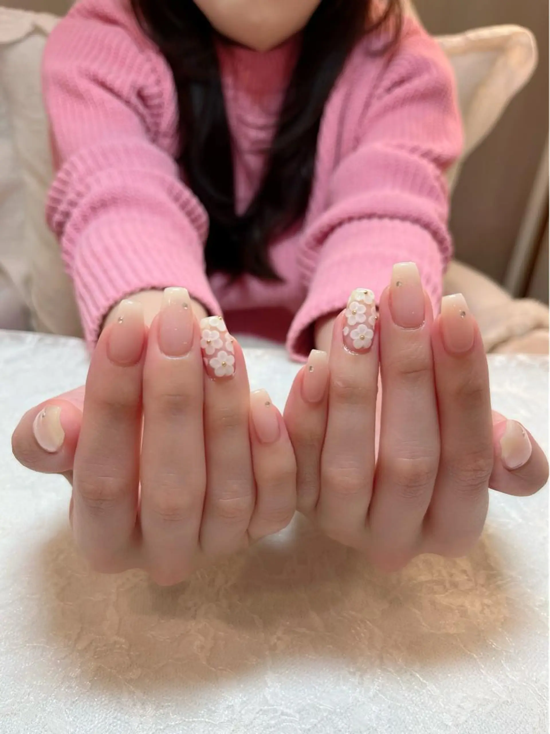 ネイル フラワーネイル ラメ(グリッター) ピンク ストーンネイル ハンドケア aoinail所属・aoi nailのネイルデザイン