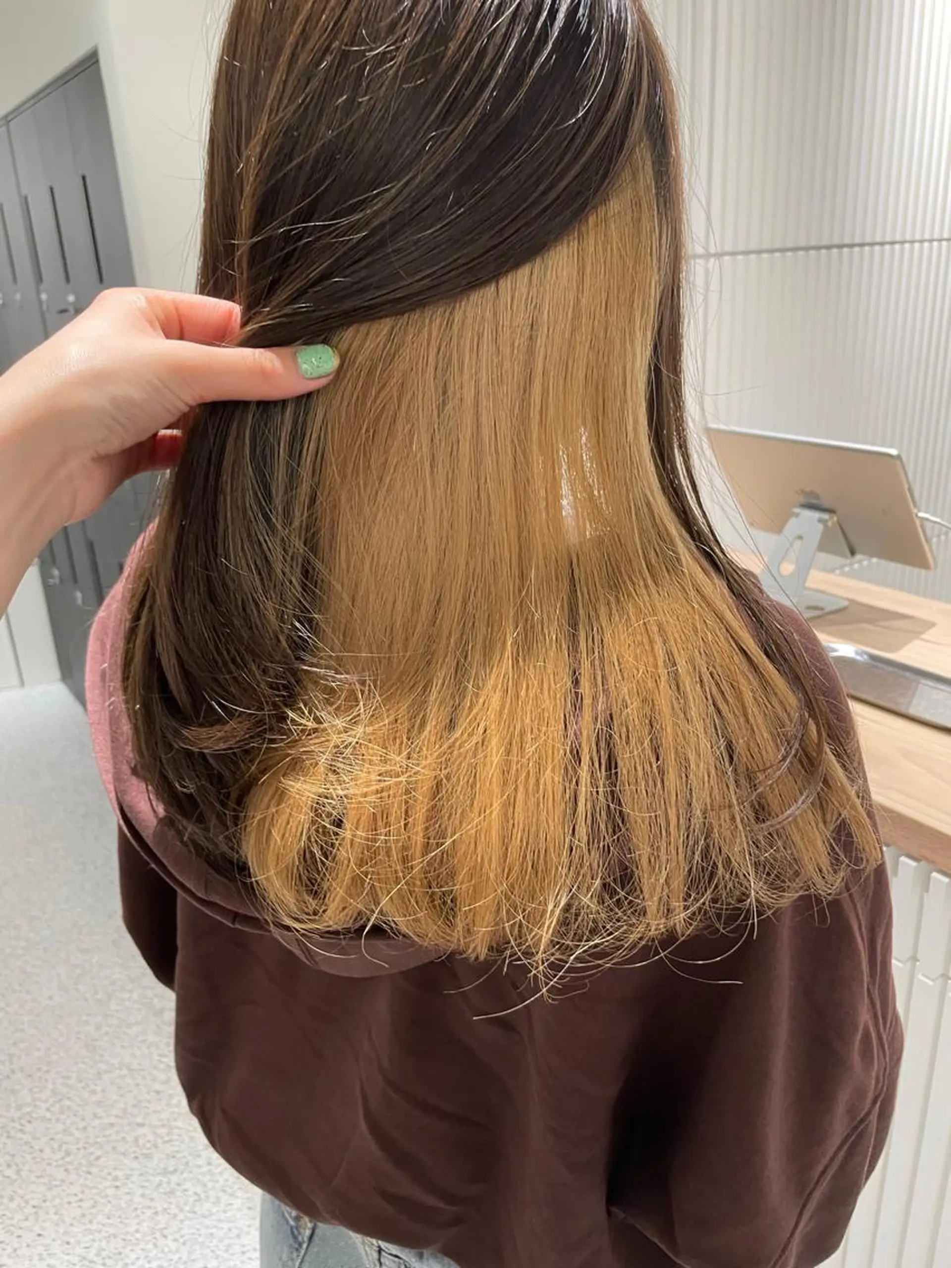 ロング カラー ベージュカラー インナーカラー ブリーチ/ハイトーン 艶カラー/ユリナのヘアスタイル