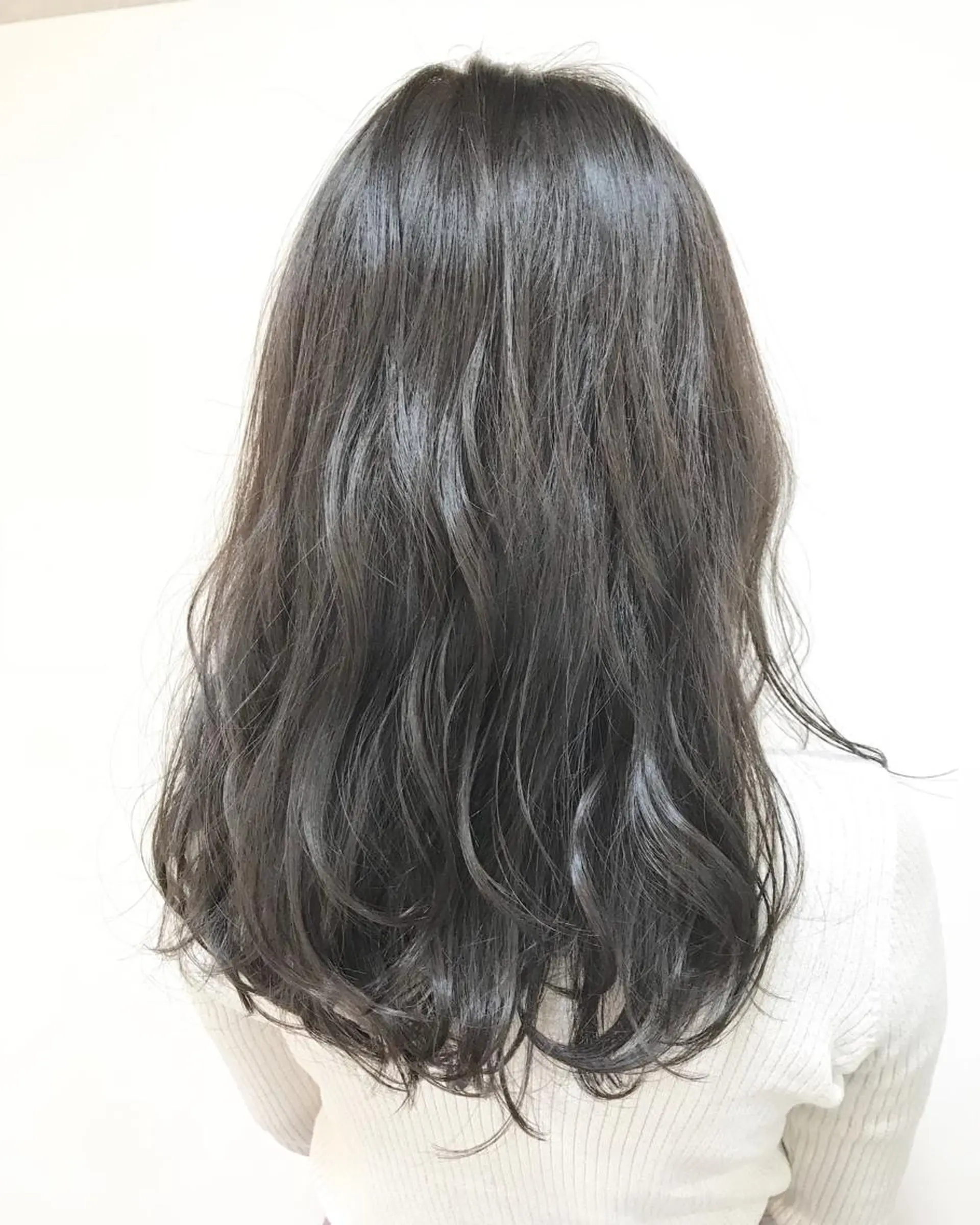 ロング カラー ダークグレー ダークグレージュ グレージュ イルミナカラー ヘアカラー トリートメント chiyo yasuのヘアスタイル