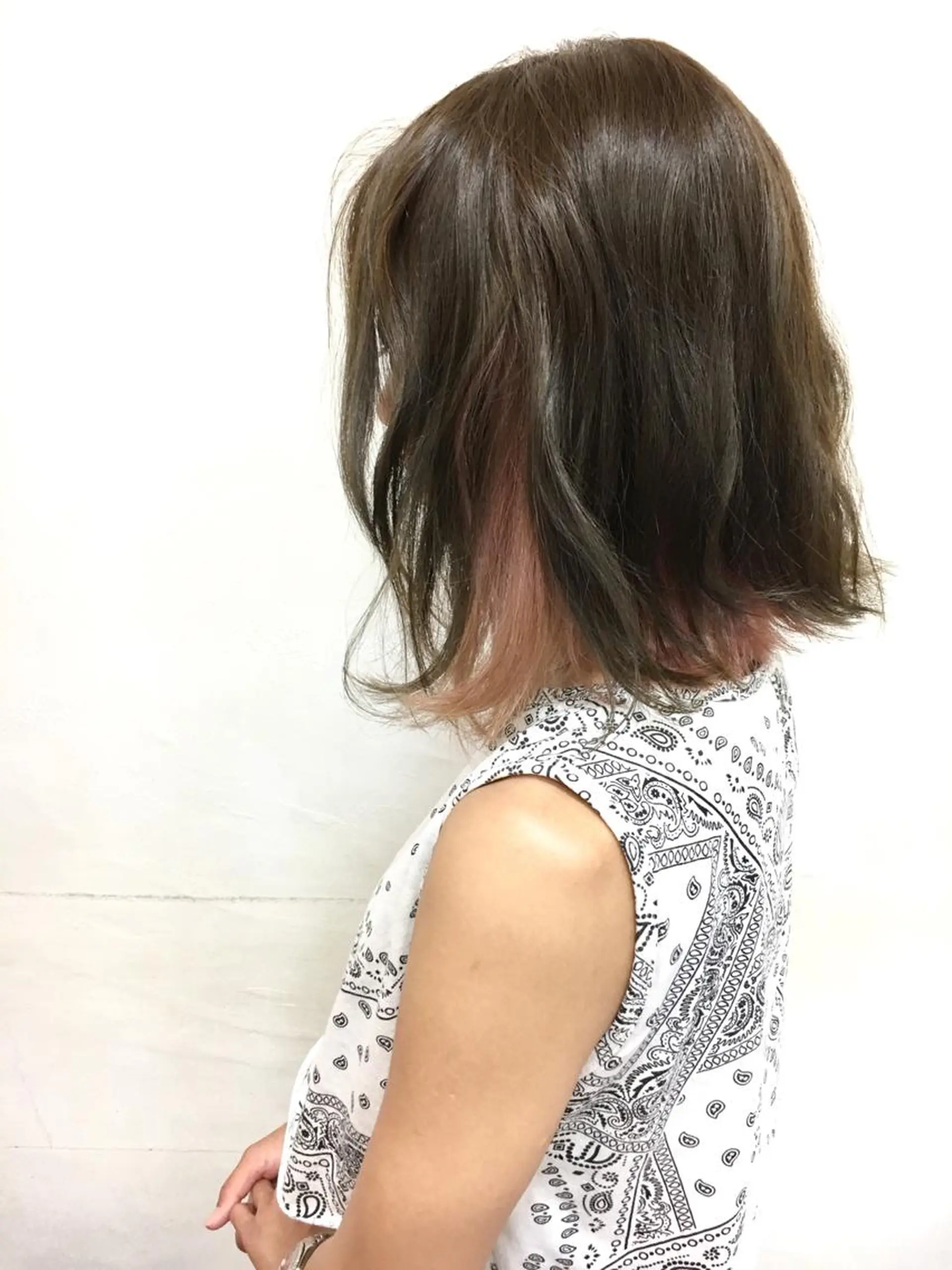 ミディアム カラー アッシュ ベージュカラー イルミナカラー インナーカラー ピンクカラー ヘアカラー 萩原 博のヘアスタイル