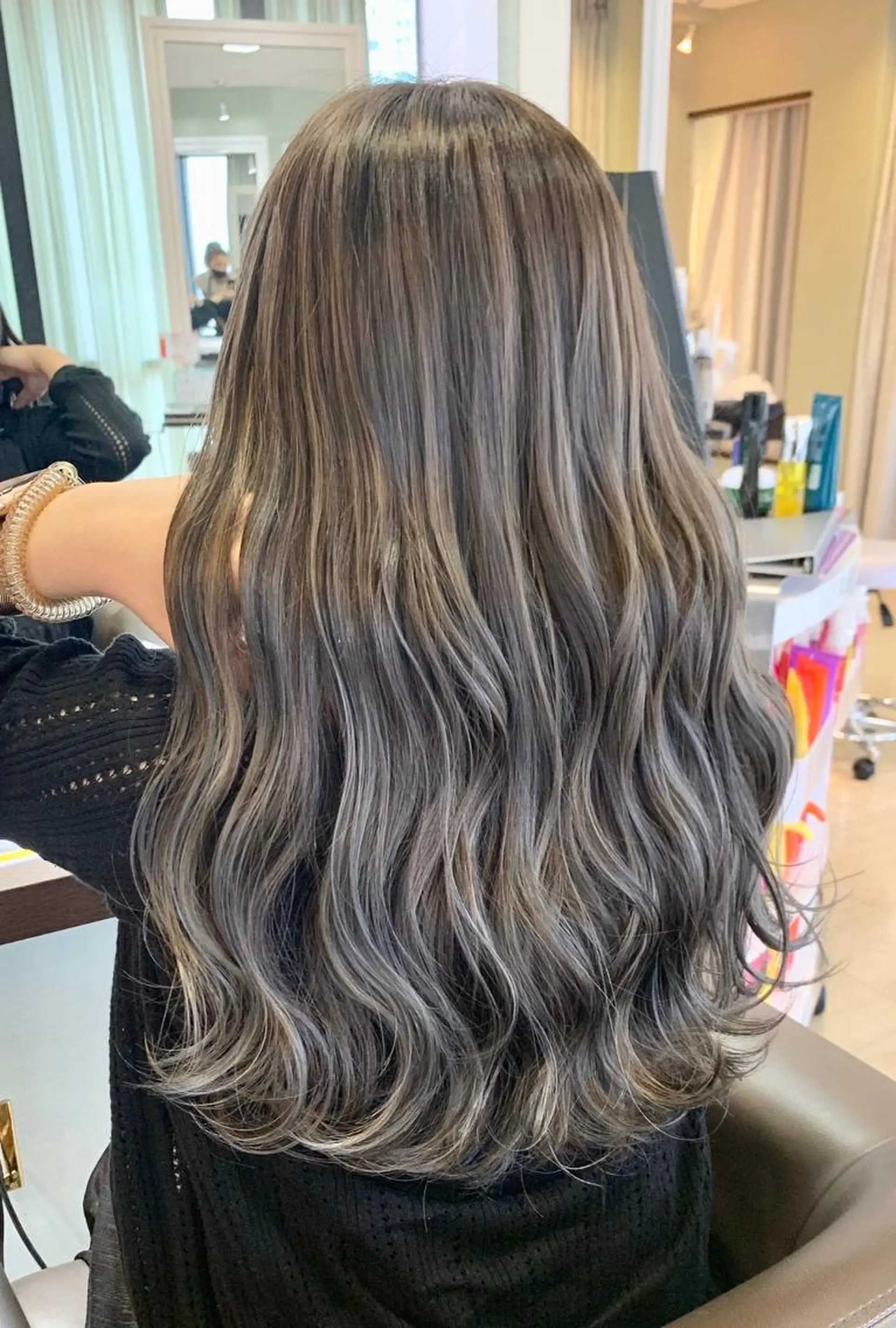 ロング カラー パーマ ヘアアレンジ シールエクステ アッシュ バレイヤージュ ベージュカラー ブリーチ L. OSAKAのヘアスタイル
