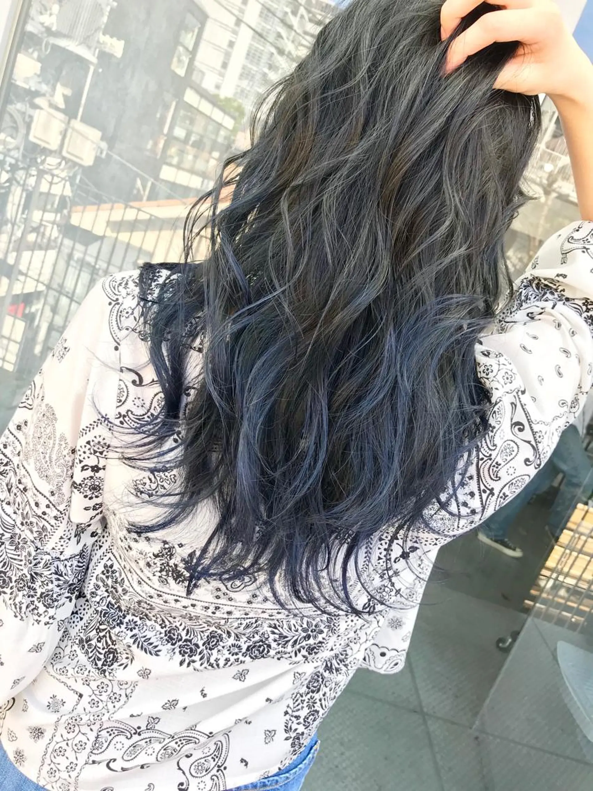 セミロング カラー グラデーションカラー ネイビーカラー TOMOYAレイヤー ブリーチ縮毛矯正のヘアスタイル