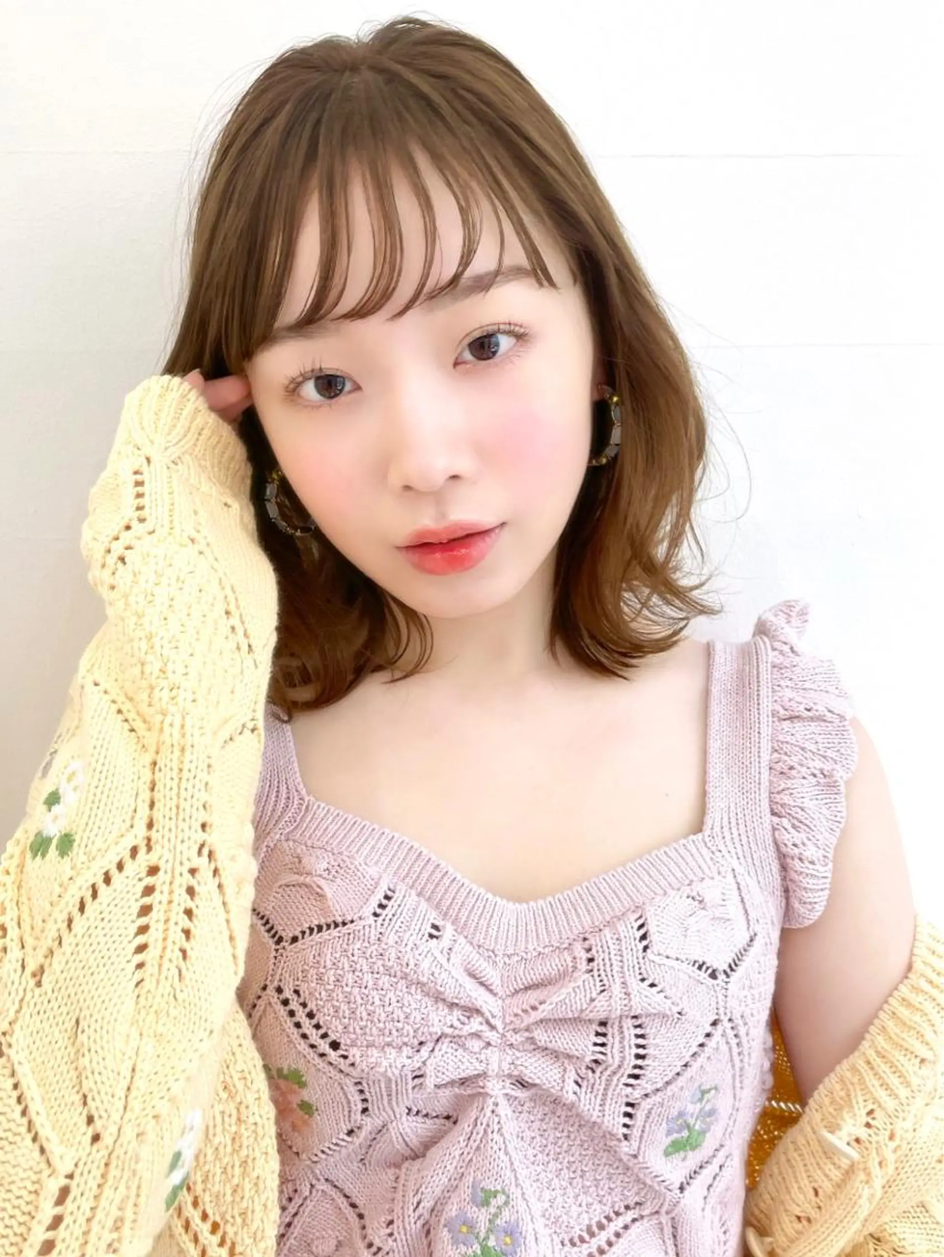ミディアム カラー ベージュカラー くびれヘア ヘアカラー トリートメント chama レイヤーカットのヘアスタイル