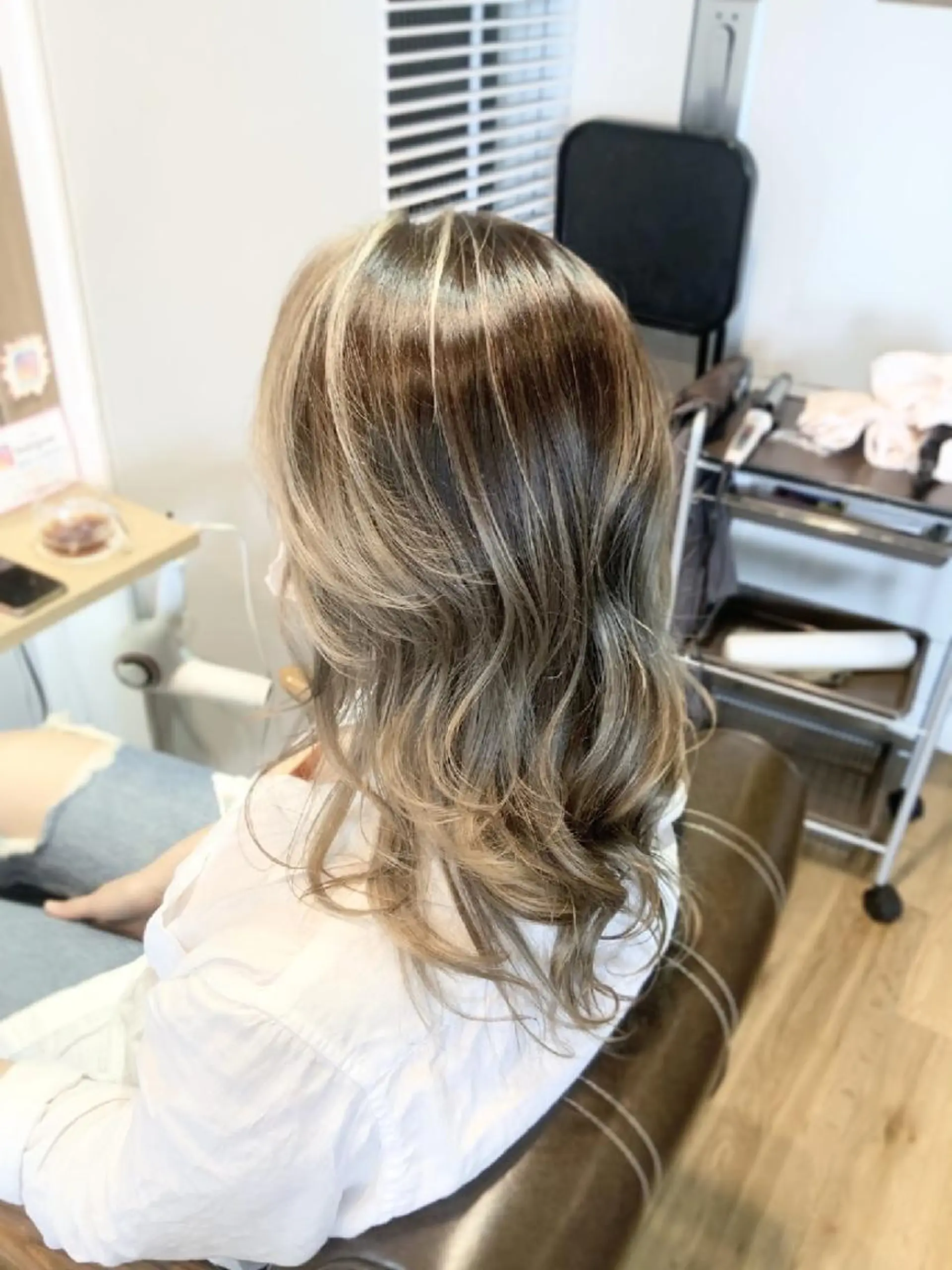 カラー ベージュカラー グラデーションカラー ミルキーベージュ ヘアカラー トリートメント 堀 望美のヘアスタイル