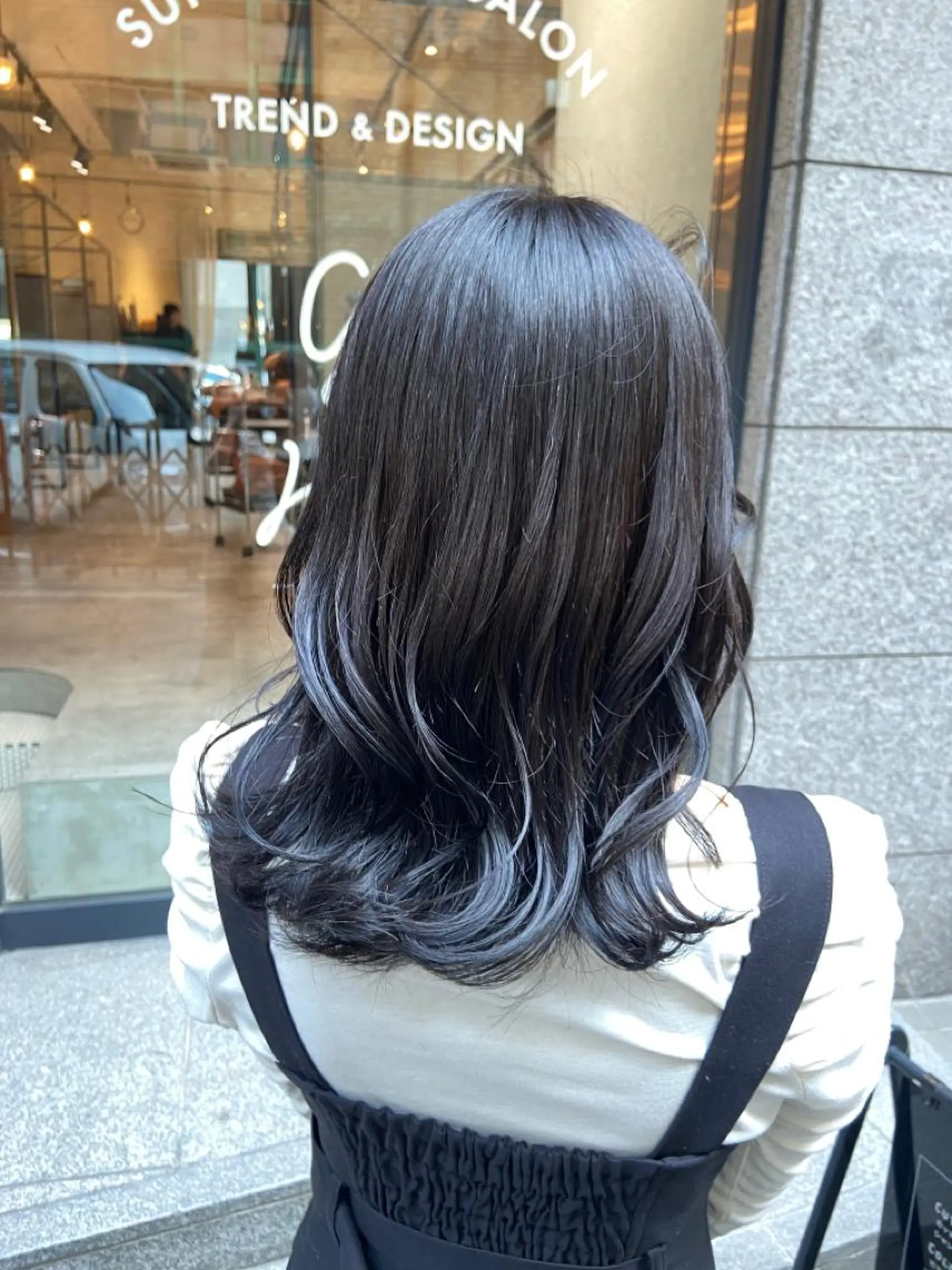 ロング カラー 黒髪 ブルーカラー ブルーブラック 透明感カラー ノイシキ サキのヘアスタイル
