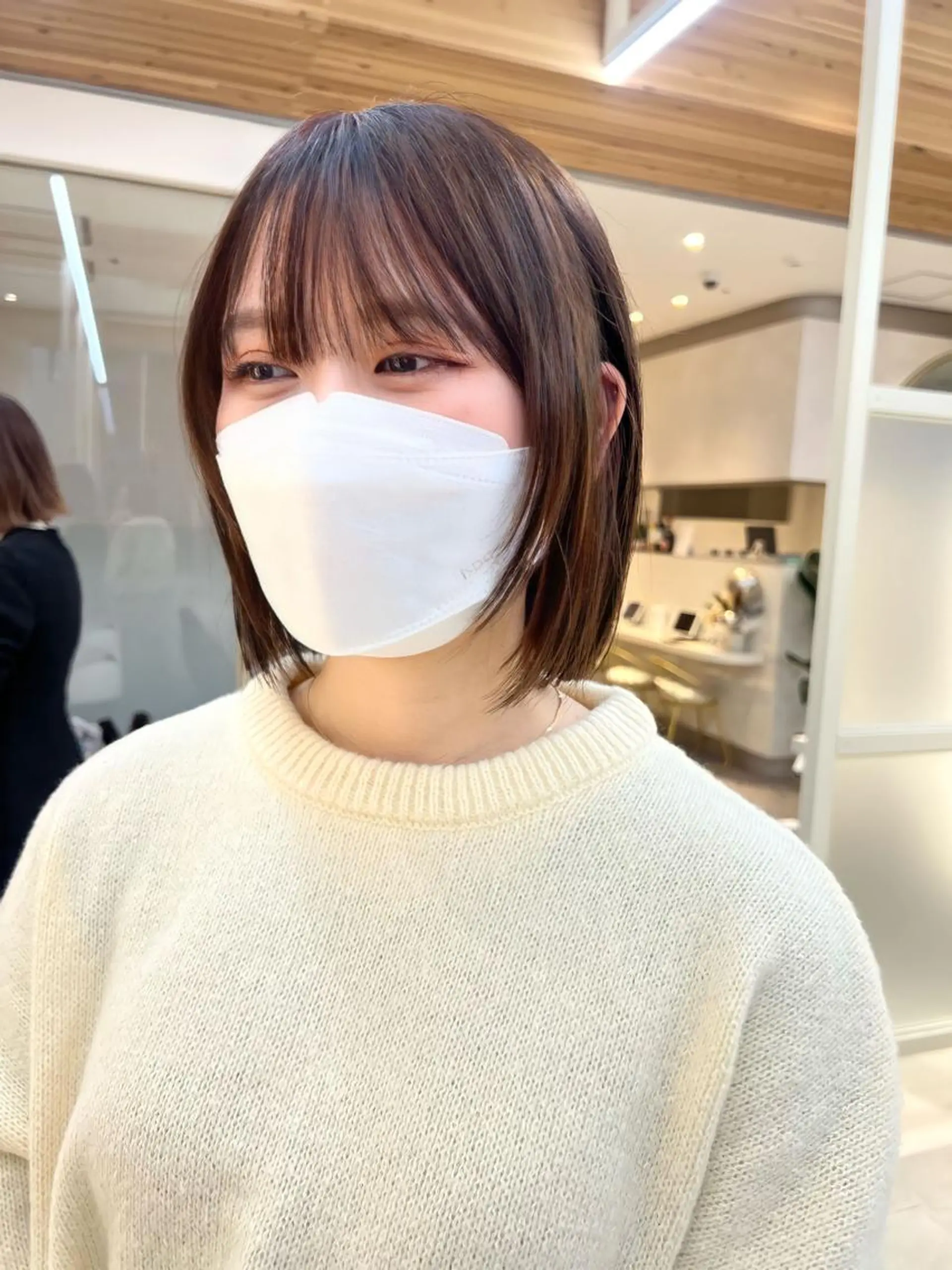 ショート カラー 切りっぱなしボブ 前下がりボブ ブリーチ グレージュ ハイトーンカラー カット ヘアカラー トリートメント ニュアンスレイヤー ハイトーンカラーのヘアスタイル