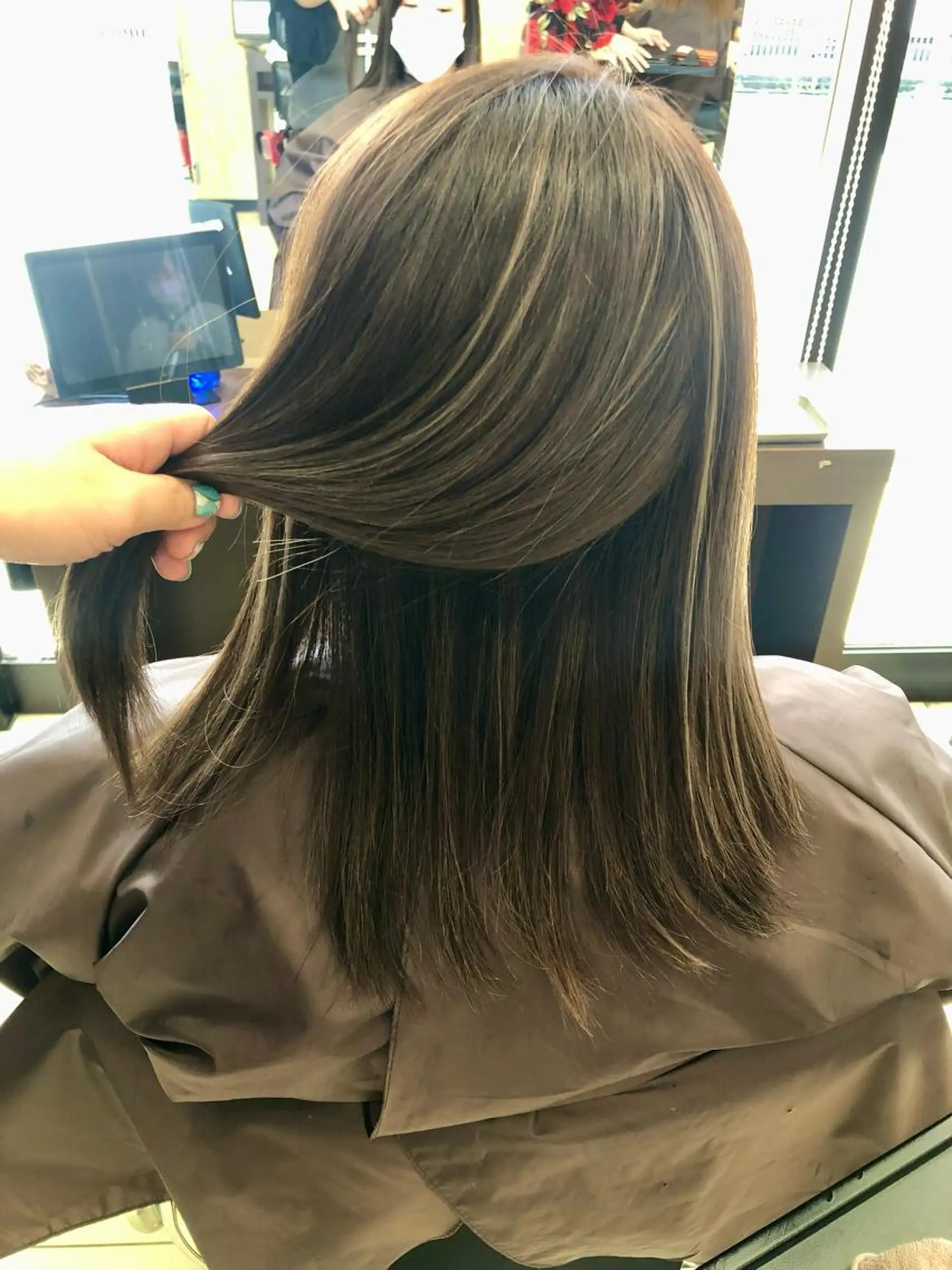 セミロング カラー グレージュ ハイライトカラー ハイライト 嶌田 沙紀のヘアスタイル