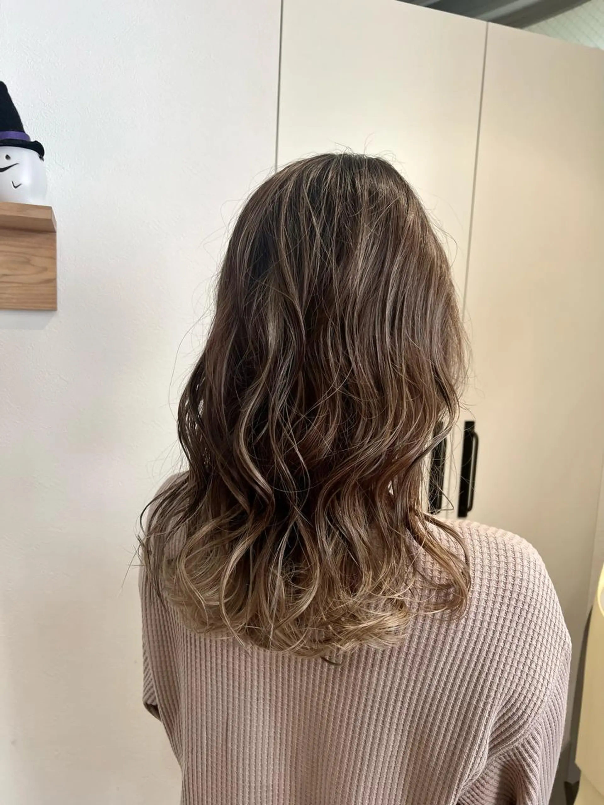 セミロング カラー バレイヤージュ グレージュ ハイライトカラー ハイライト レイヤーカット カット ヘアカラー トリートメント Kazu .Kのヘアスタイル