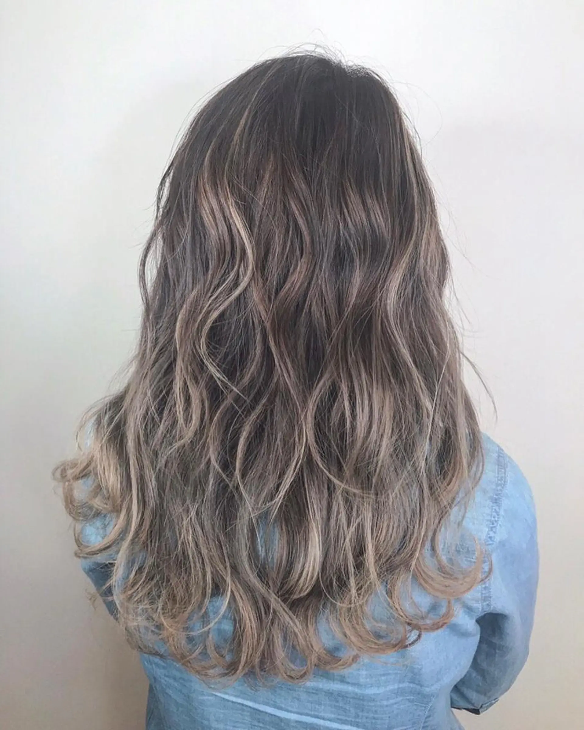 セミロング カラー グレージュ ハイライトカラー ハイライト mahaloha千代田所属・大橋 輝久のヘアスタイル