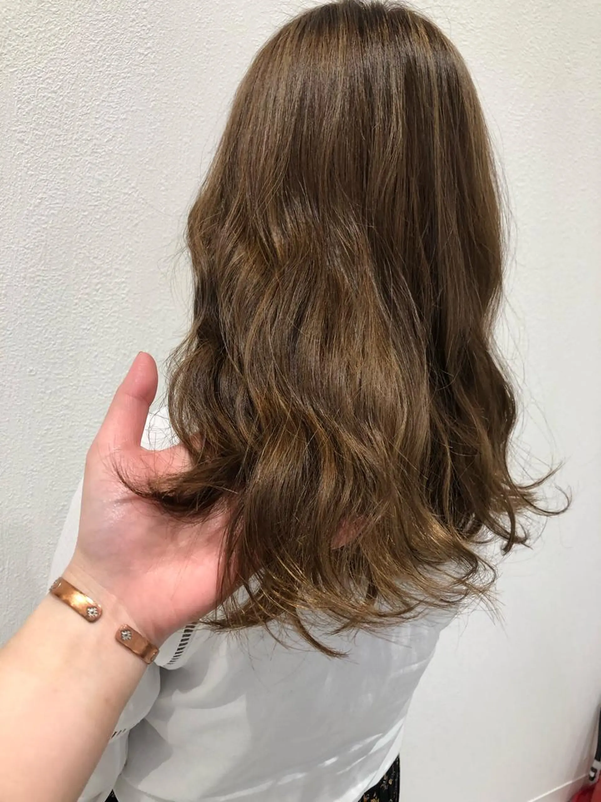 セミロング ハイライト カット ヘアカラー トリートメント 岸 保奈美のヘアスタイル