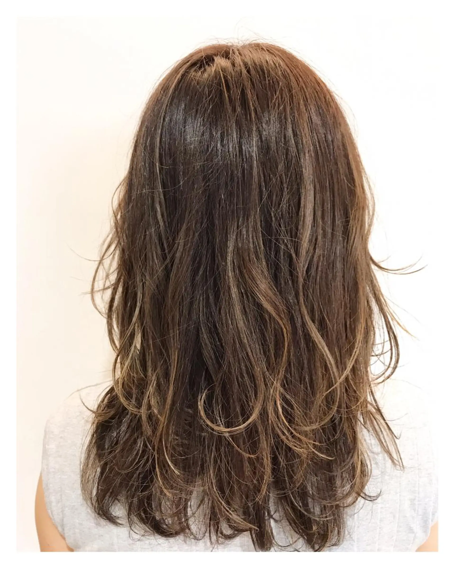 セミロング アッシュ くせ毛 ハイライト ヘアカラー 河田 海陽のヘアスタイル