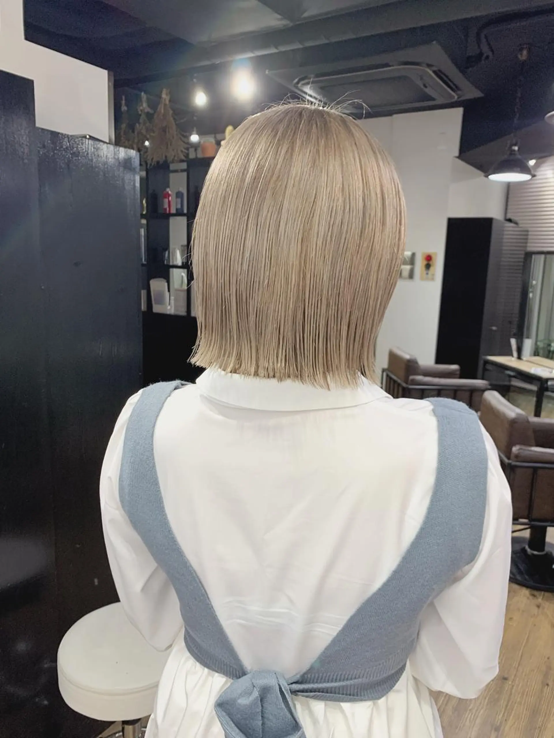 ショート カラー ベージュカラー ブリーチ ホワイトベージュ カット ヘアカラー トリートメント ミルクティーベージュ 🌿店長 清水ひとみのヘアスタイル