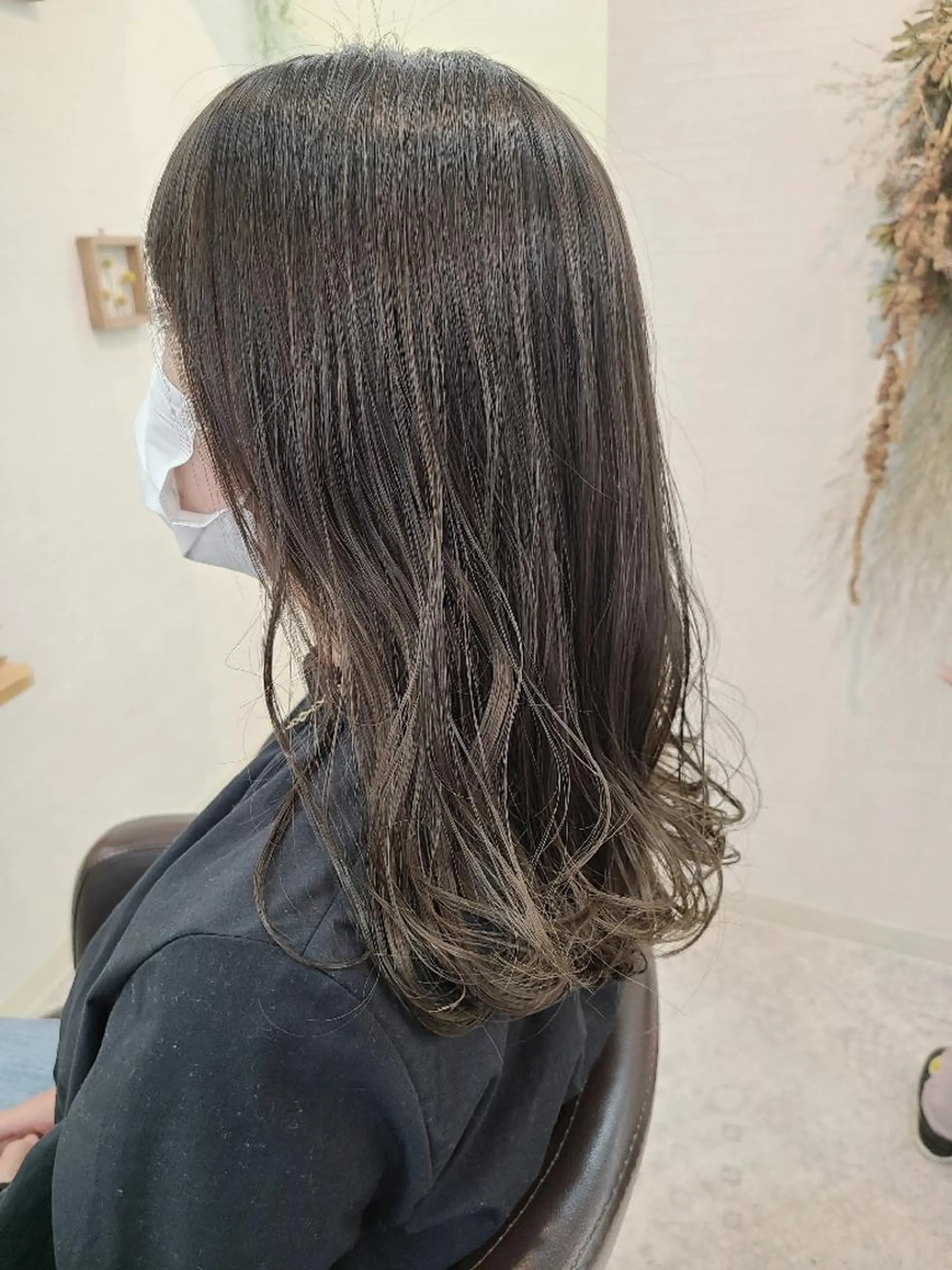 セミロング カラー グレージュ カーキグレージュ カット ヘアカラー トリートメント ブリーチカラー🌈 嘉名 真樹のヘアスタイル