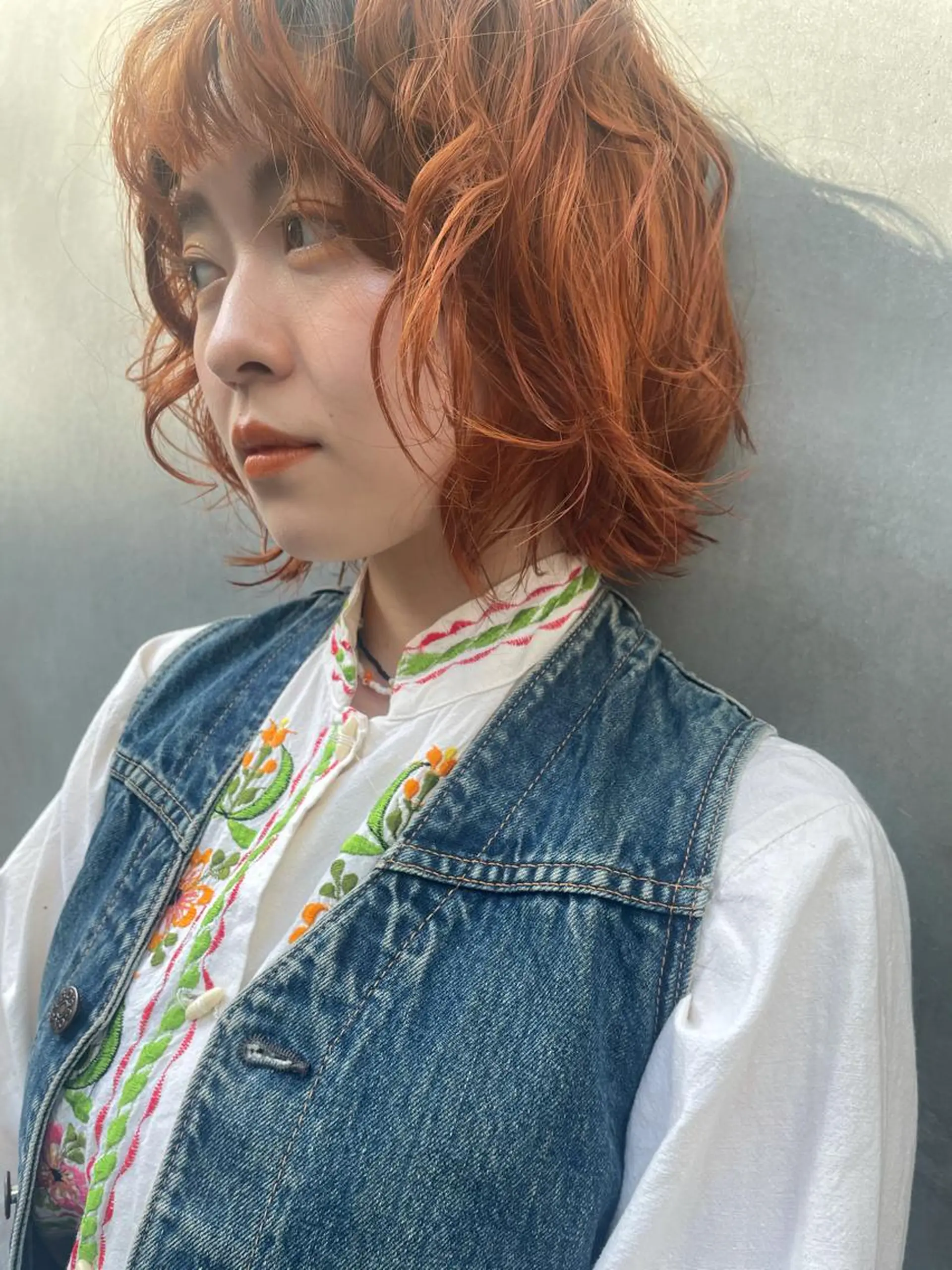 ミディアム カラー オレンジ tomo🍒パーマ ハイトーン似合わせのヘアスタイル