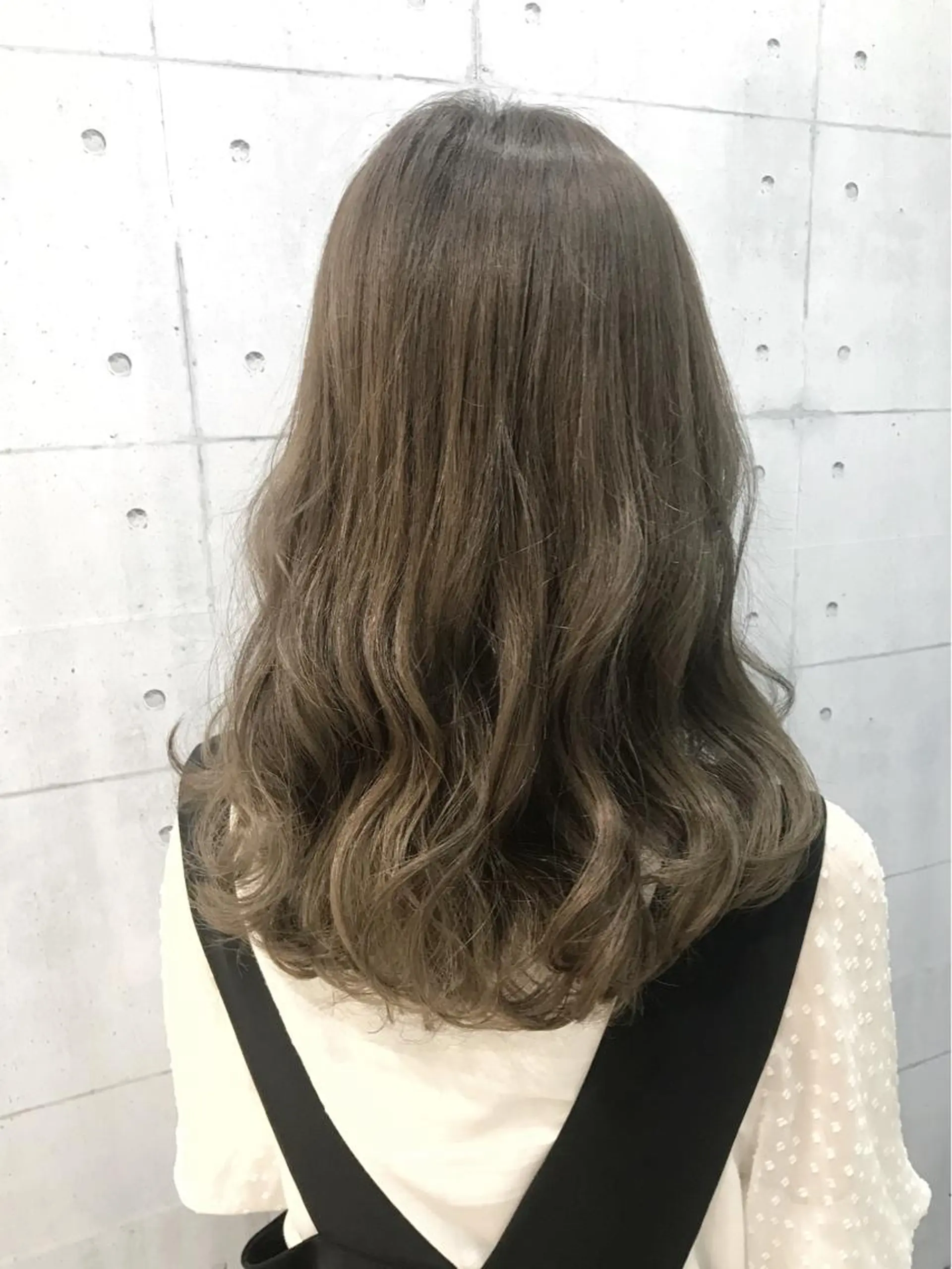 セミロング カラー アッシュ ベージュカラー イルミナカラー 外国人風カラー ヘアカラー 高木 麻知子のヘアスタイル