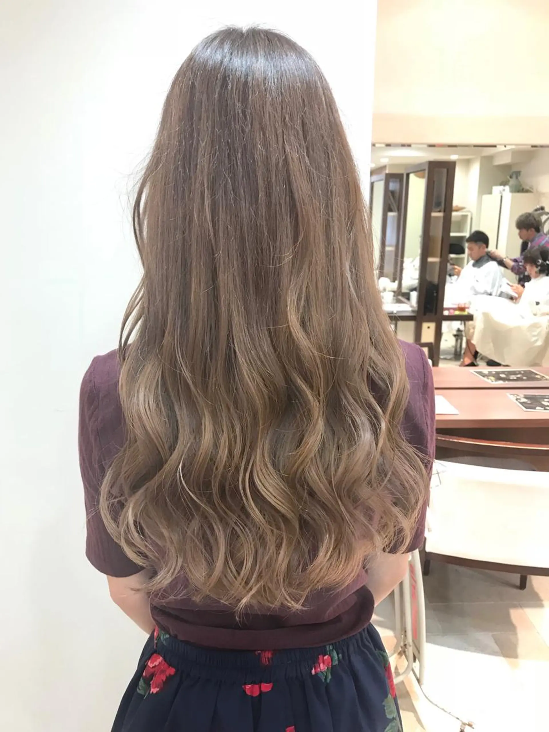ロング カラー アッシュ バレイヤージュ ベージュカラー ブリーチ グラデーションカラー ヘアカラー トリートメント 島袋 ナオユキのヘアスタイル