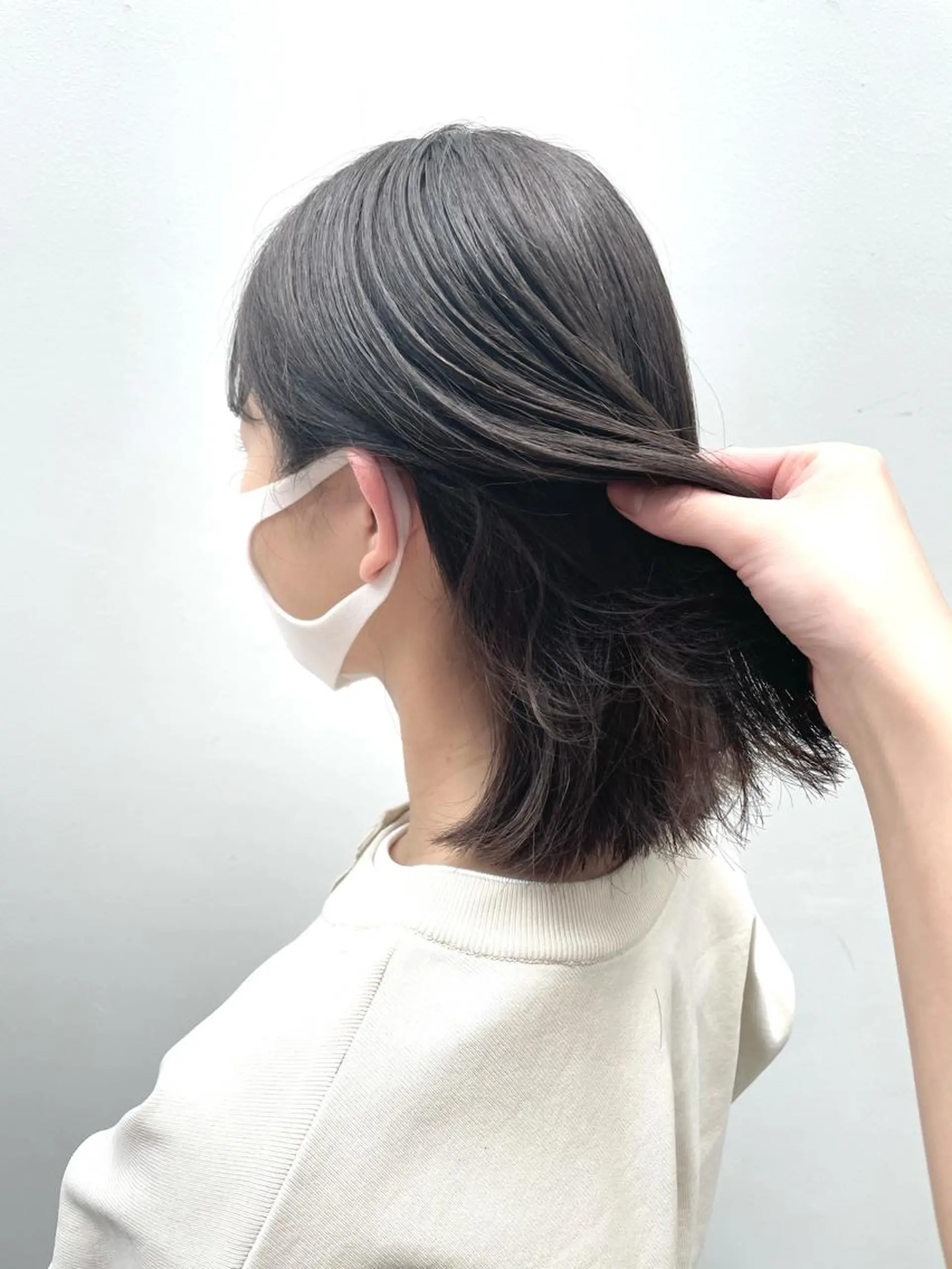 ミディアム カラー 黒髪 グレーブラック カット ヘアカラー トリートメント chama レイヤーカットのヘアスタイル
