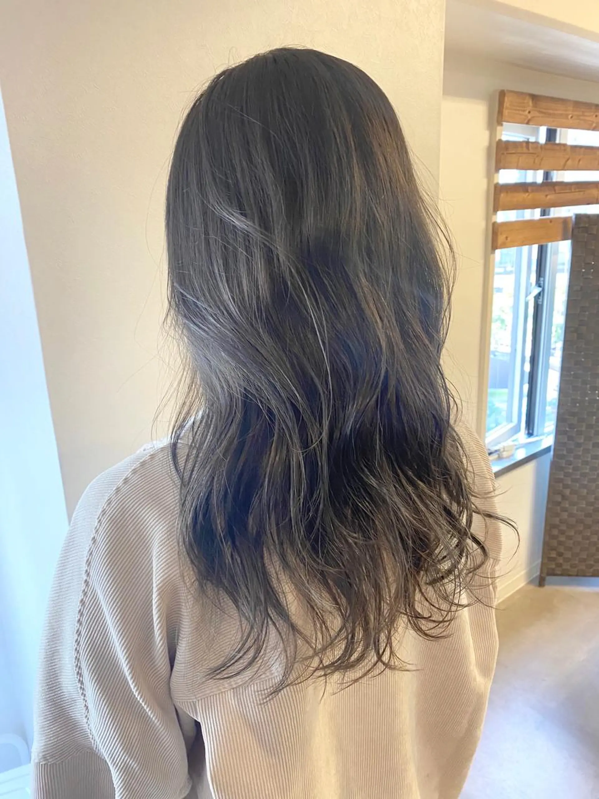 ロング ハルカ/透け感カラー /顔周りレイヤーのヘアスタイル