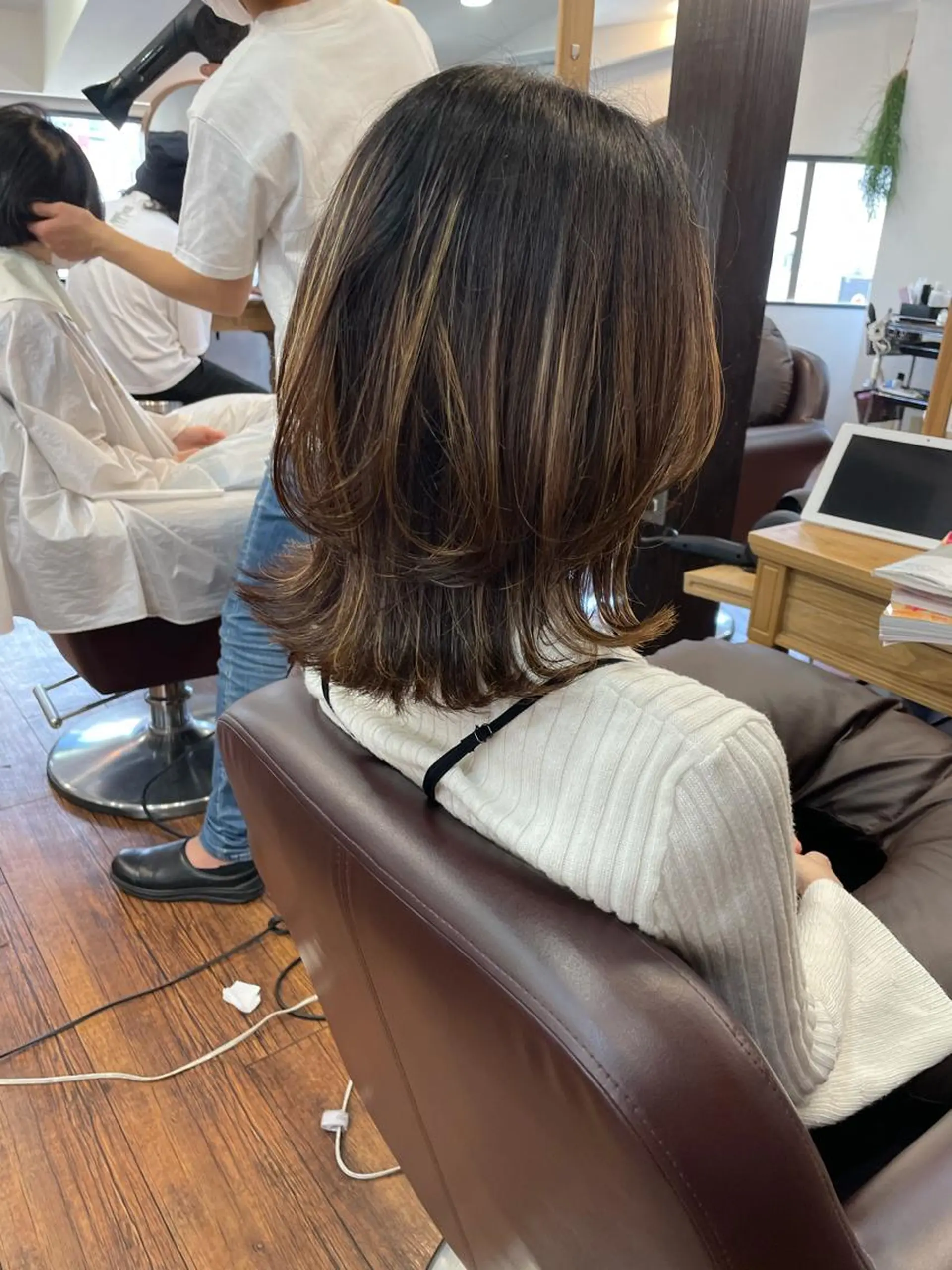 ミディアム くびれヘア レイヤーカット、 大人可愛い　中村美羅のヘアスタイル