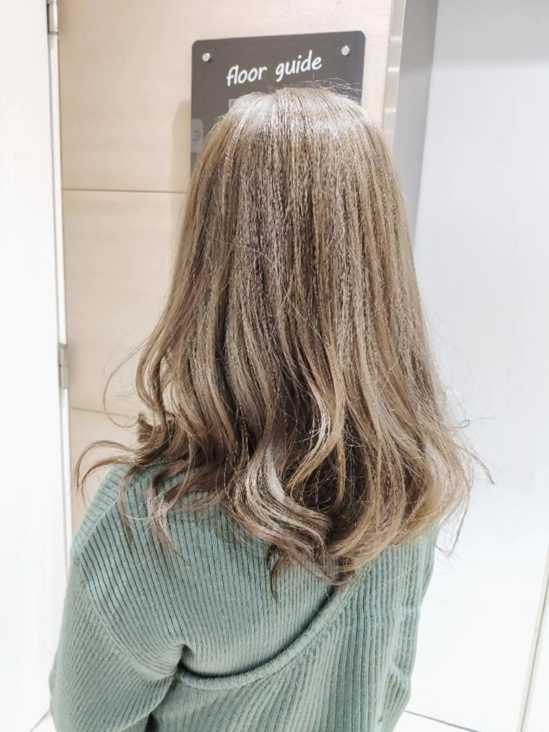カラー セミロング ベージュカラー ブリーチ オリーブベージュ 伊藤 瞭のヘアスタイル