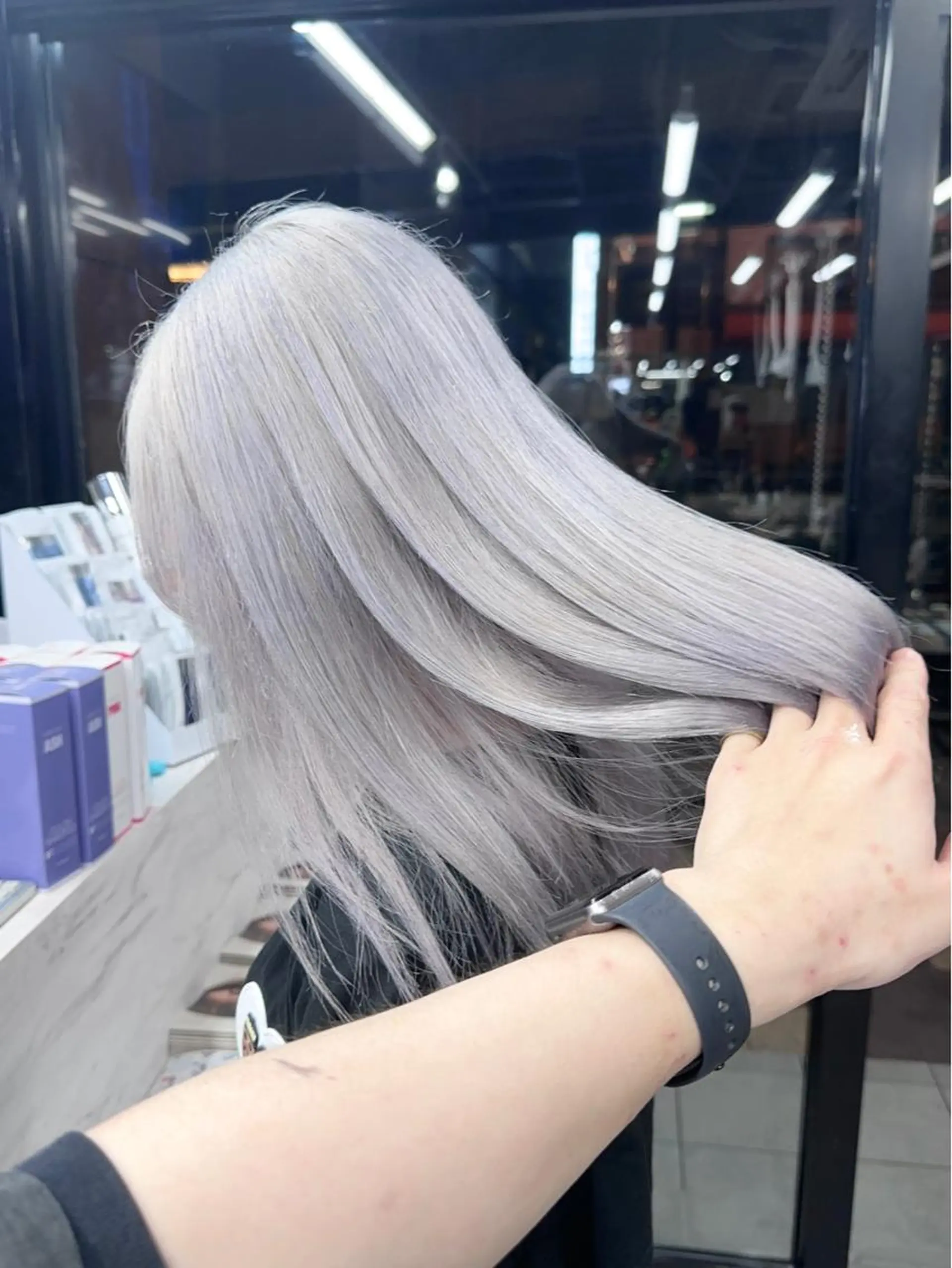 ロング 前髪カット🩶レイヤ ー🩶ハイトーン🩶のヘアスタイル