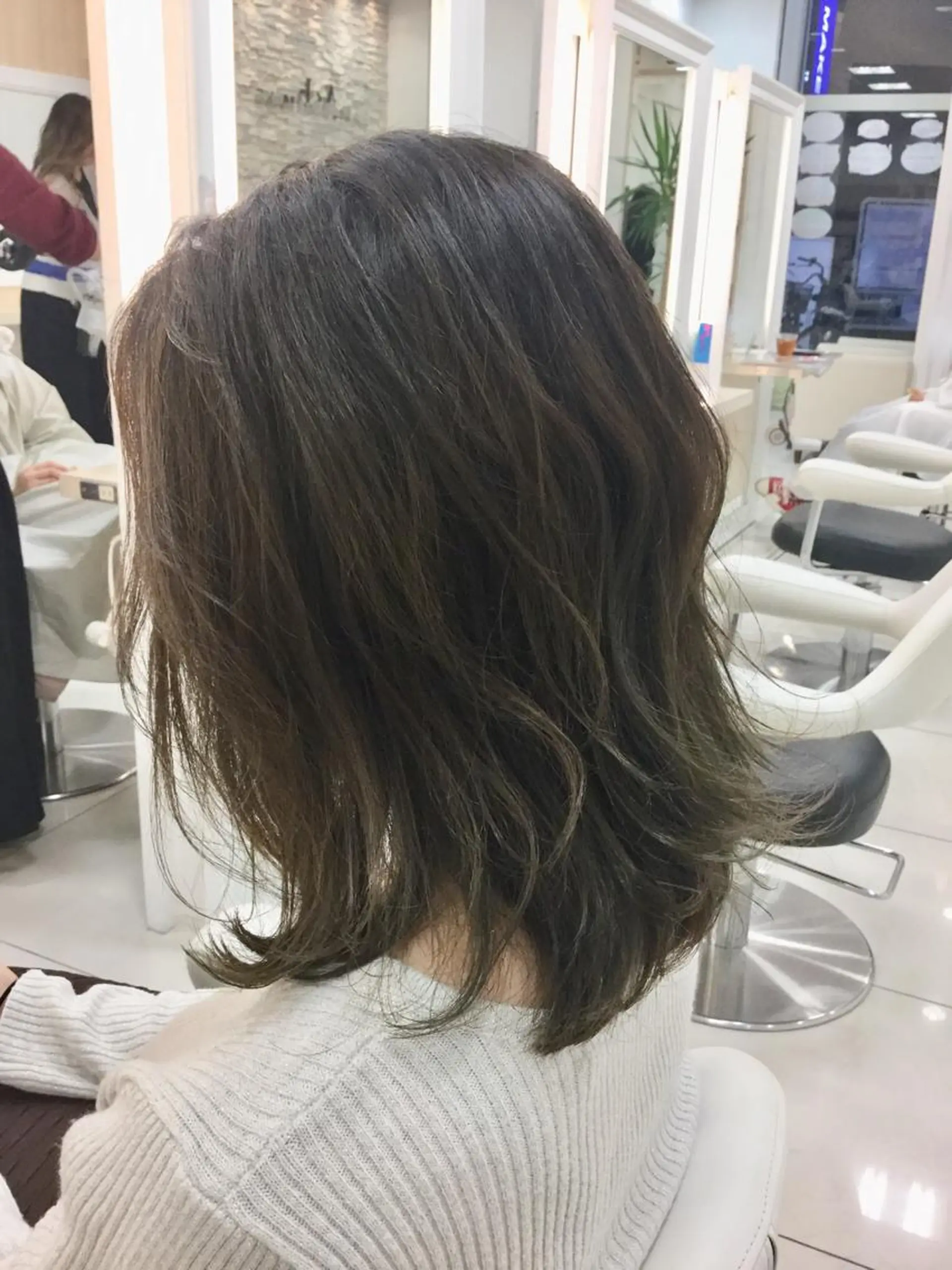 セミロング カラー アッシュ バレイヤージュ 黒髪 ブリーチ グラデーションカラー Ash 山田 勇太のヘアスタイル