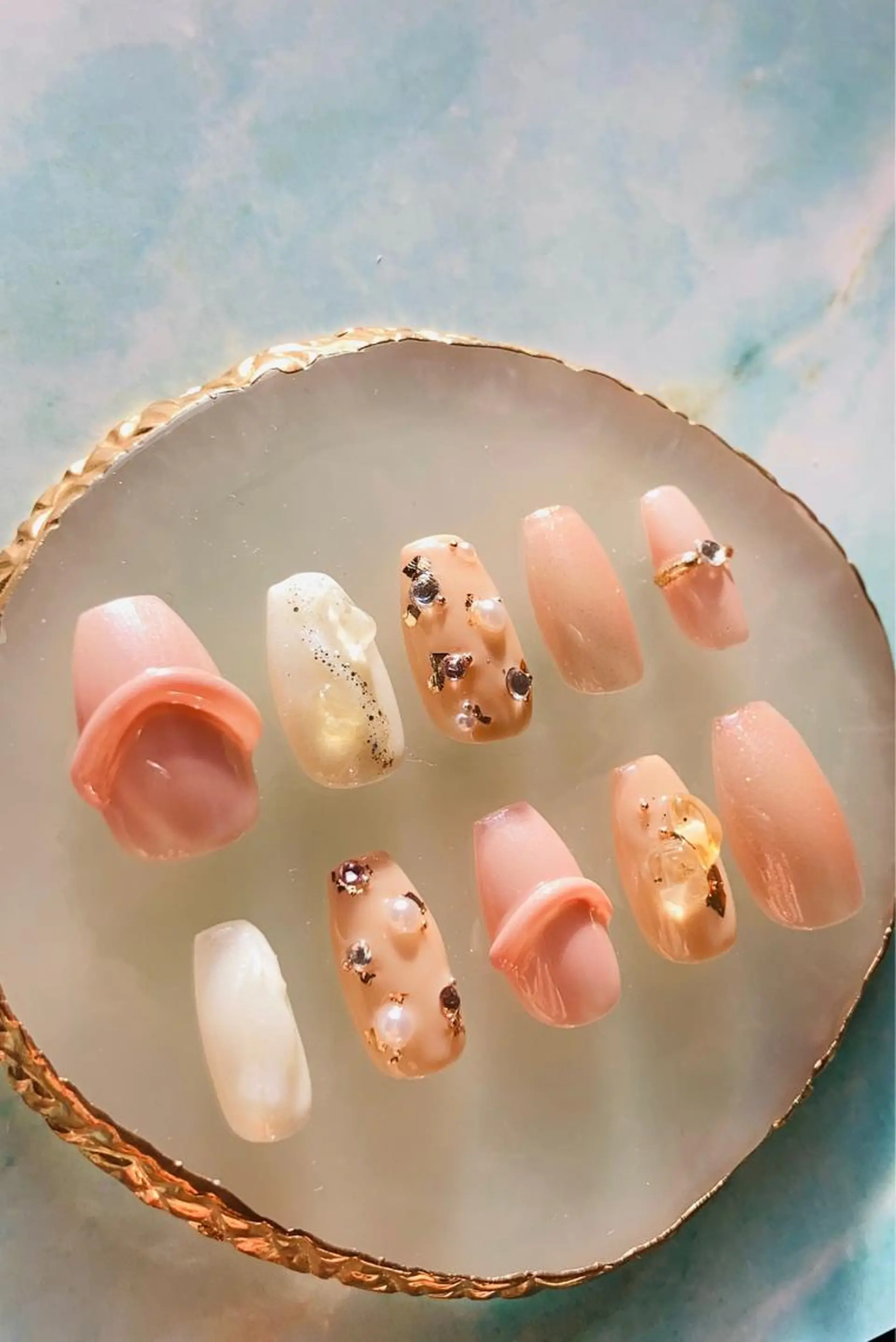 ネイル キラキラネイル ストーンネイル Belle ネイル& ホワイトニングサロンのネイルデザイン